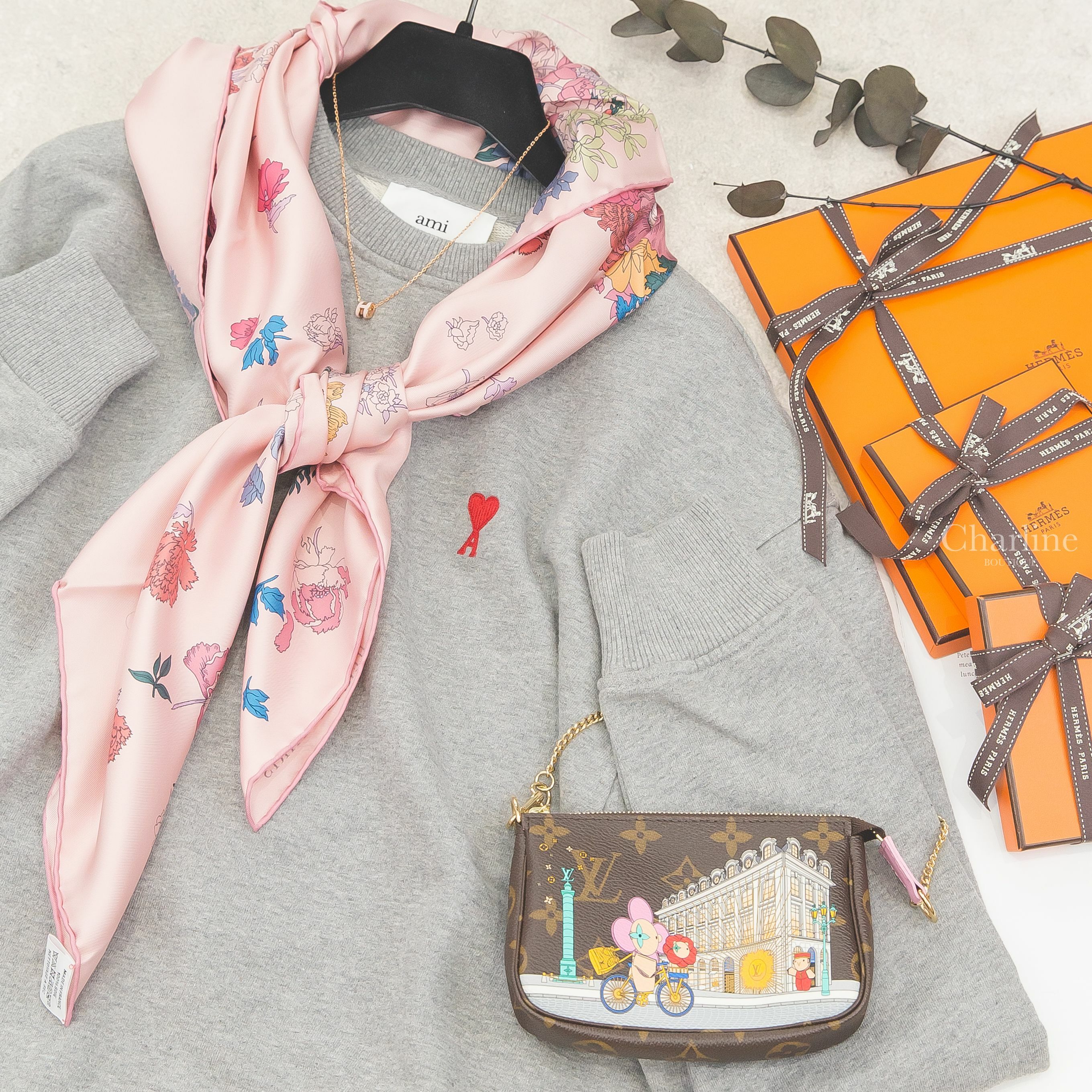 Hermès Robe Legere Scarf 玫瑰色/藍色/綠色花馬真絲方巾,淡粉色迷你珐瑯鍍玫瑰金簍空橢圓項鍊,Louis Vuitton 咖啡色老花法國巴黎系列聖誕節限量款迷你手袋鏈帶包-Charline Boutique 精品代購
