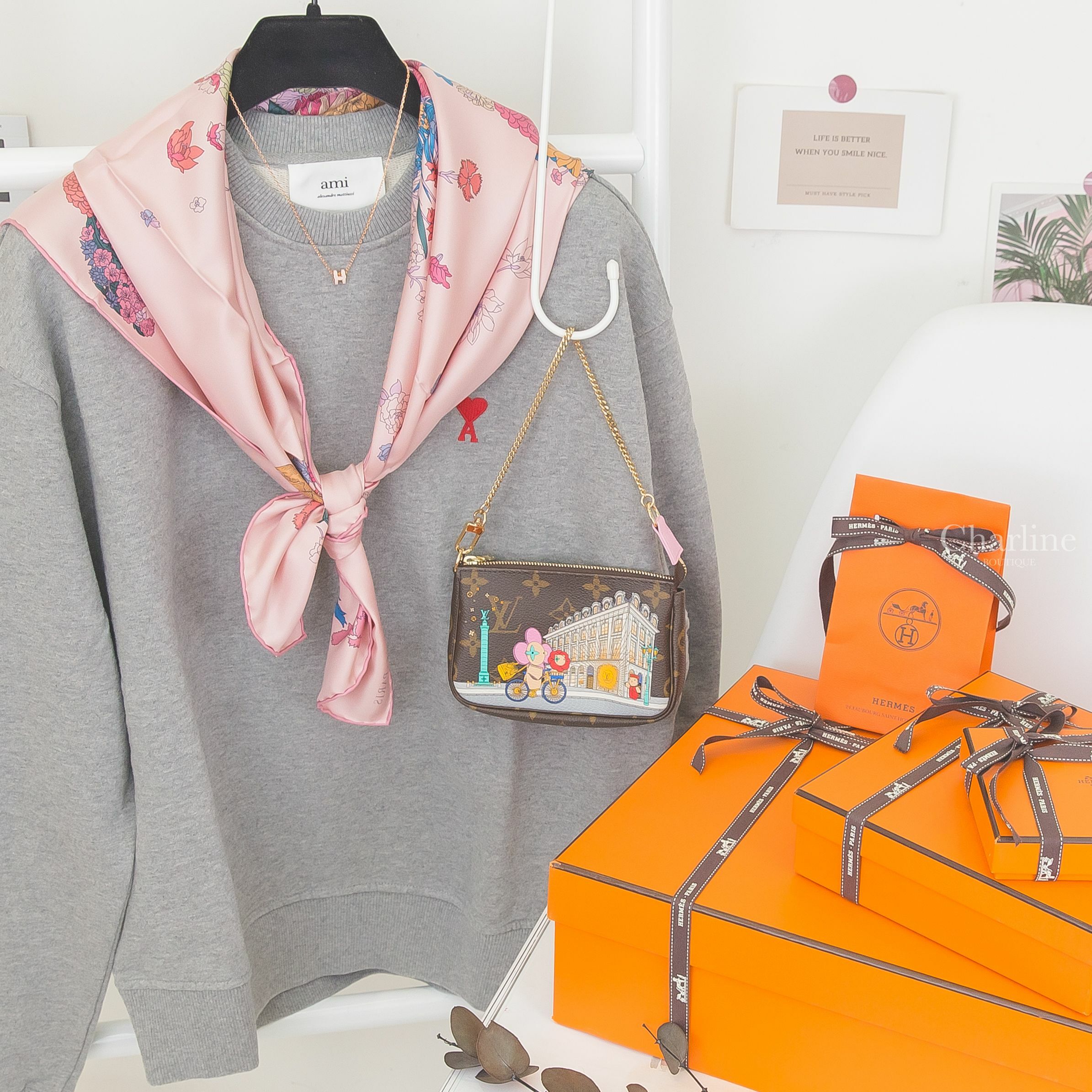 Hermès Robe Legere Scarf 玫瑰色/藍色/綠色花馬真絲方巾,淡粉色迷你珐瑯鍍玫瑰金簍空橢圓項鍊,Louis Vuitton 咖啡色老花法國巴黎系列聖誕節限量款迷你手袋鏈帶包-Charline Boutique 精品代購