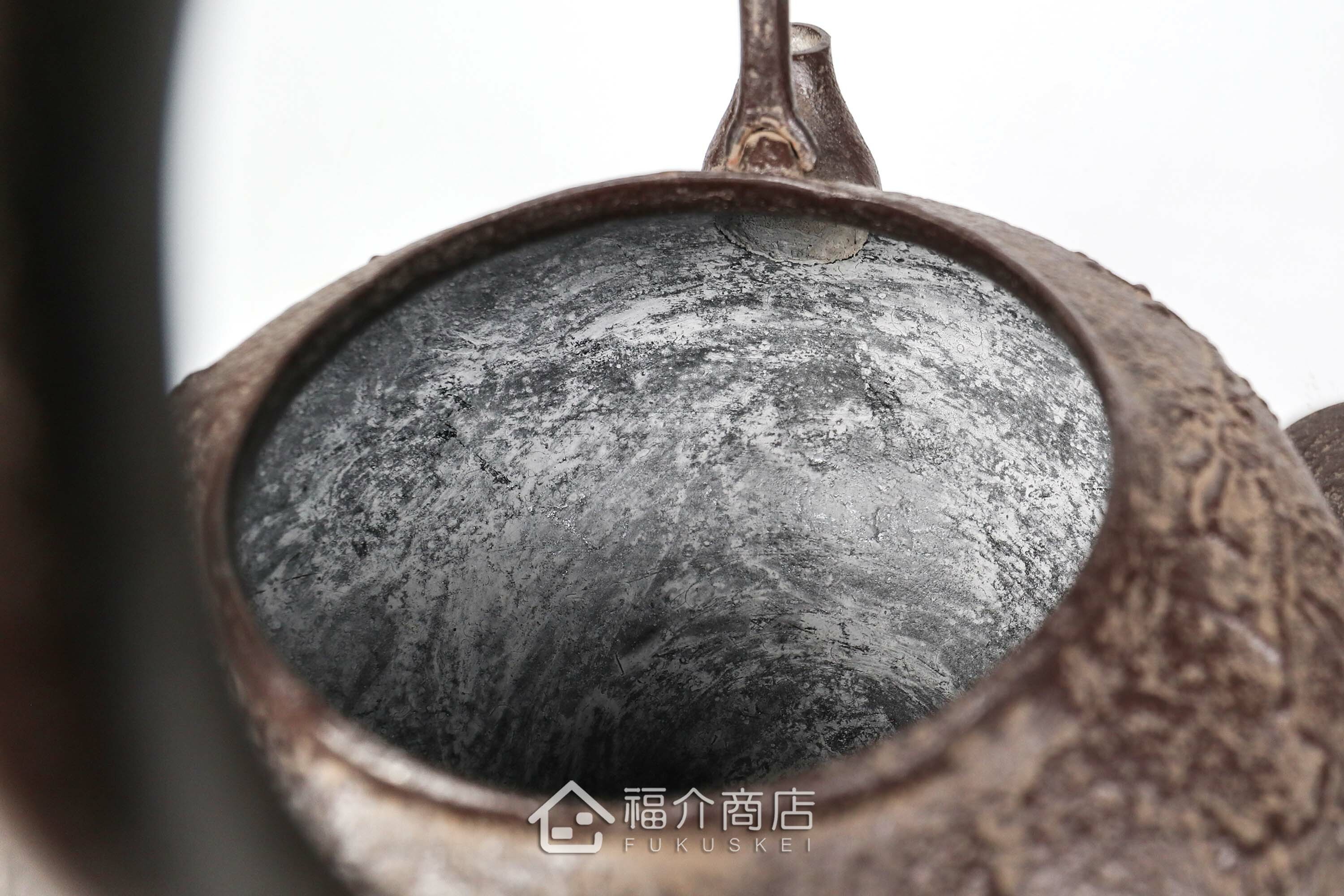 及川榮喜所製作煮水泡茶用的鐵壺,壺身有梅花的紋飾