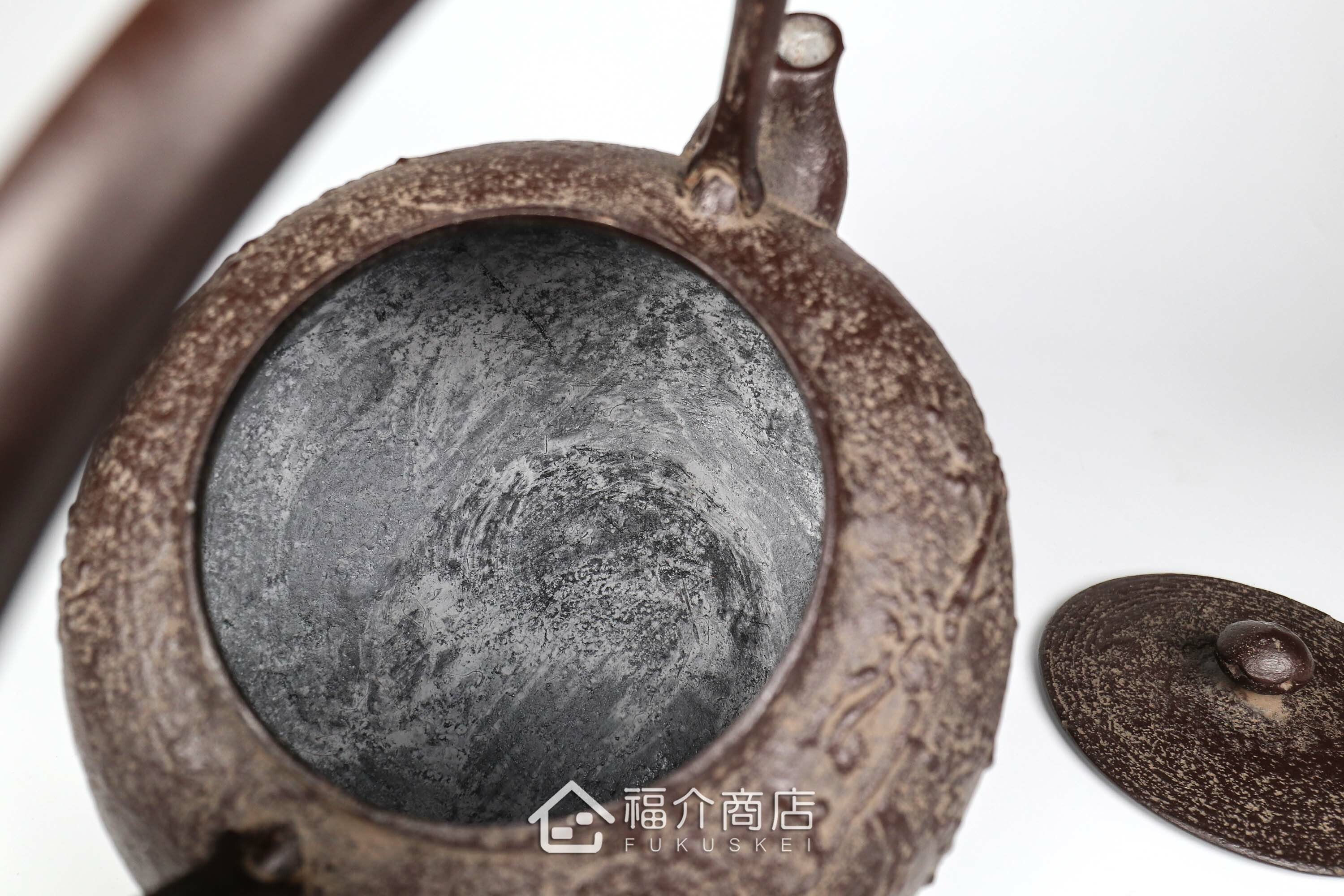 及川榮喜所製作煮水泡茶用的鐵壺,壺身有梅花的紋飾