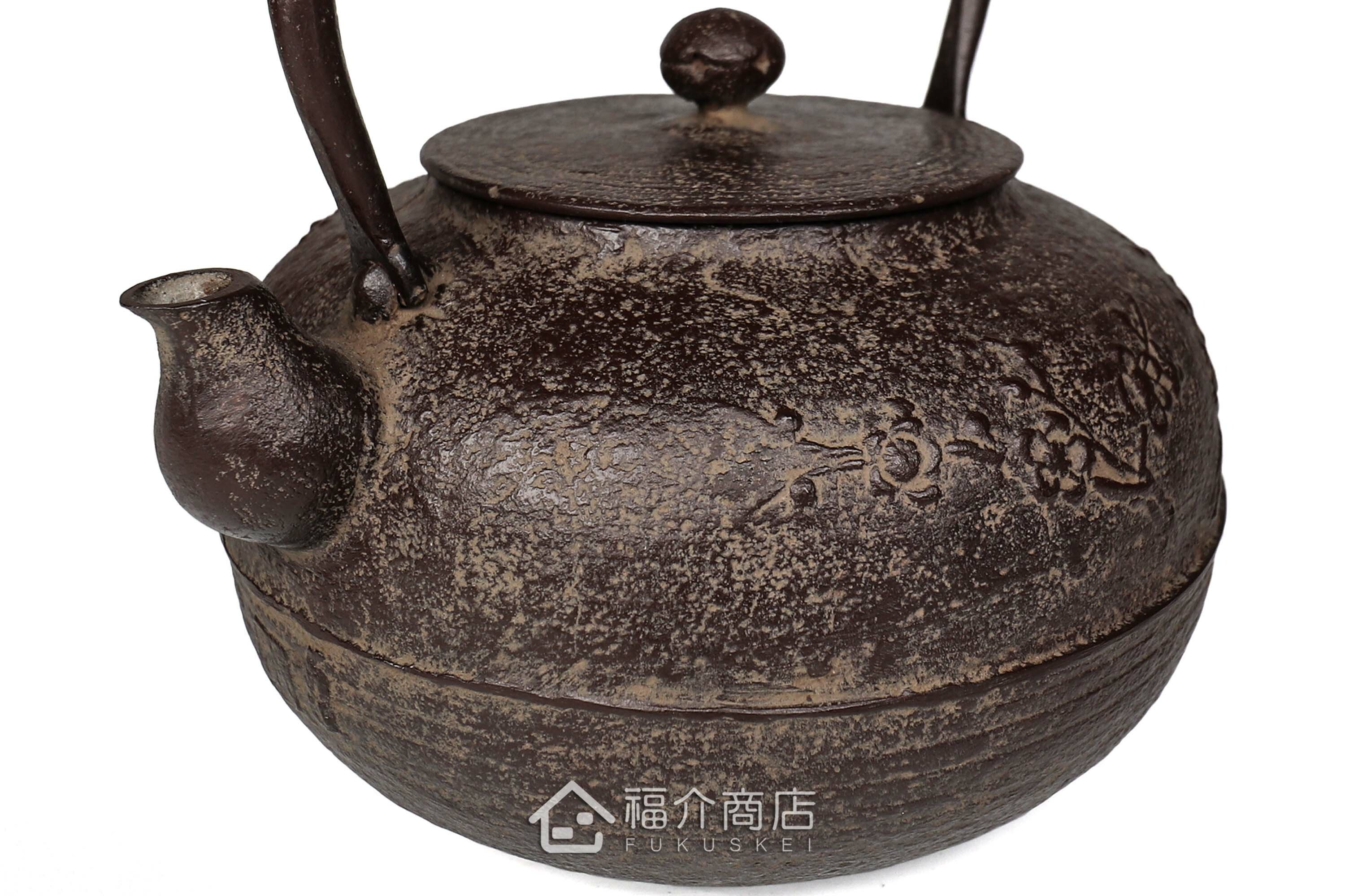 及川榮喜所製作煮水泡茶用的鐵壺,壺身有梅花的紋飾