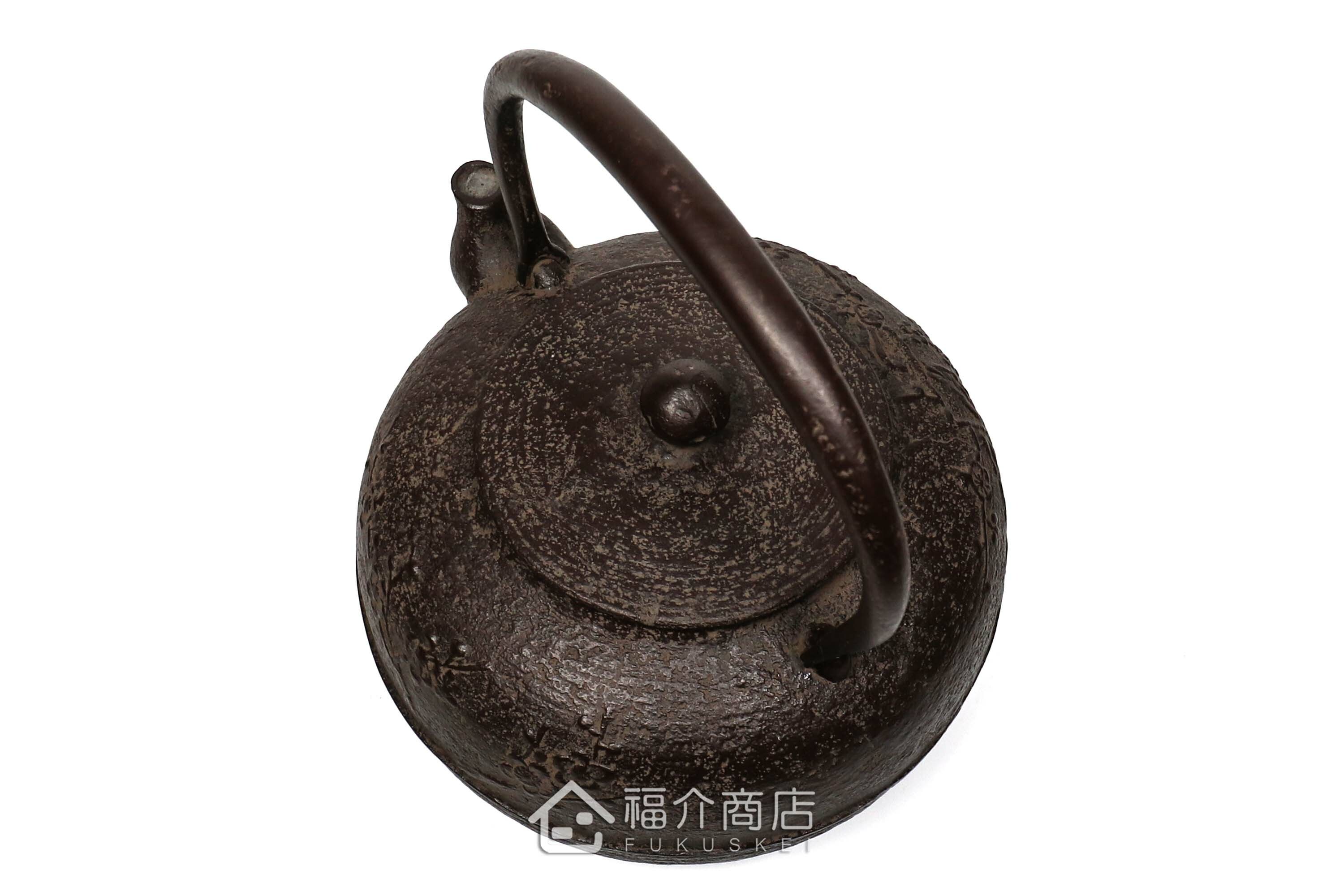 及川榮喜所製作煮水泡茶用的鐵壺,壺身有梅花的紋飾