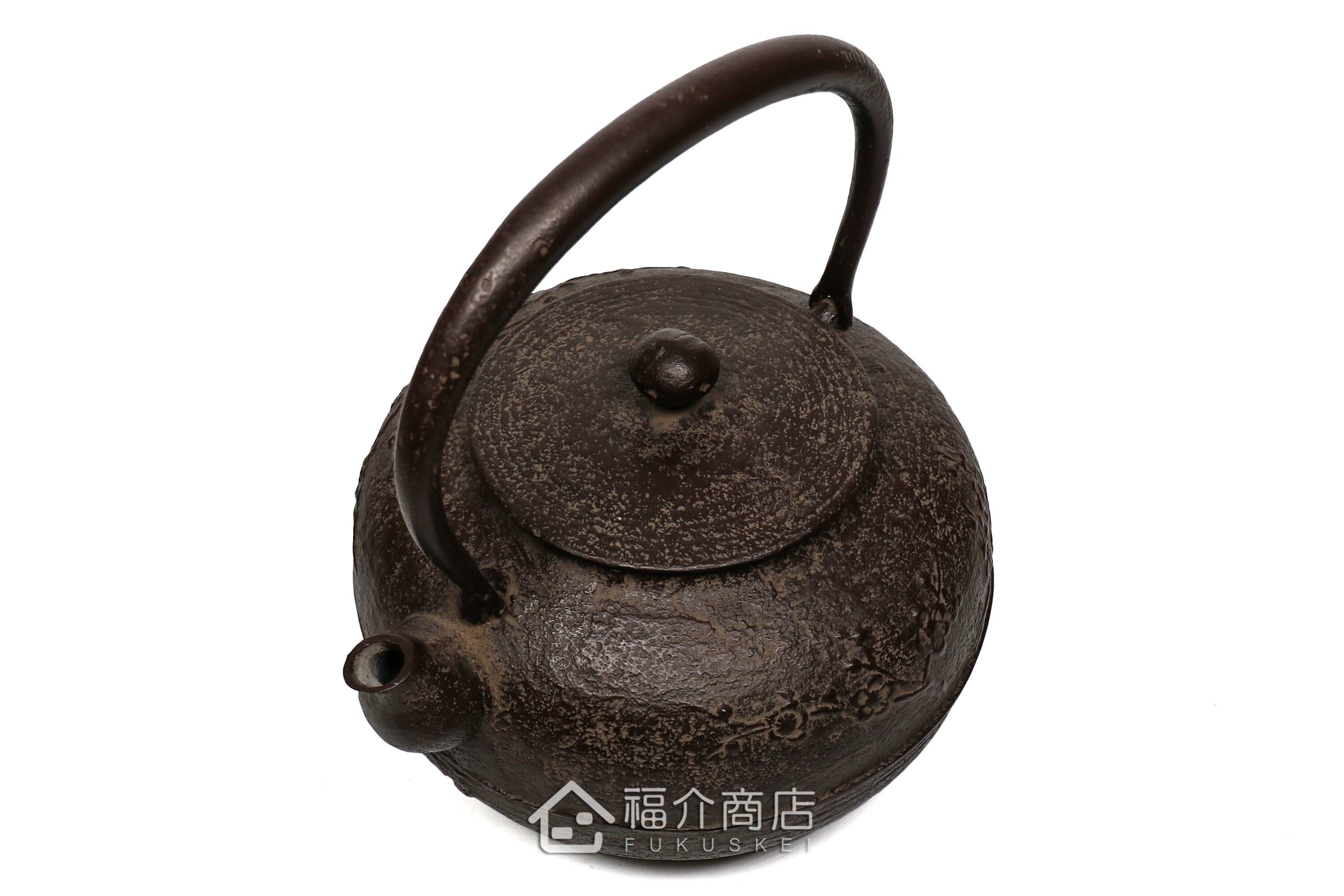 及川榮喜所製作煮水泡茶用的鐵壺,壺身有梅花的紋飾