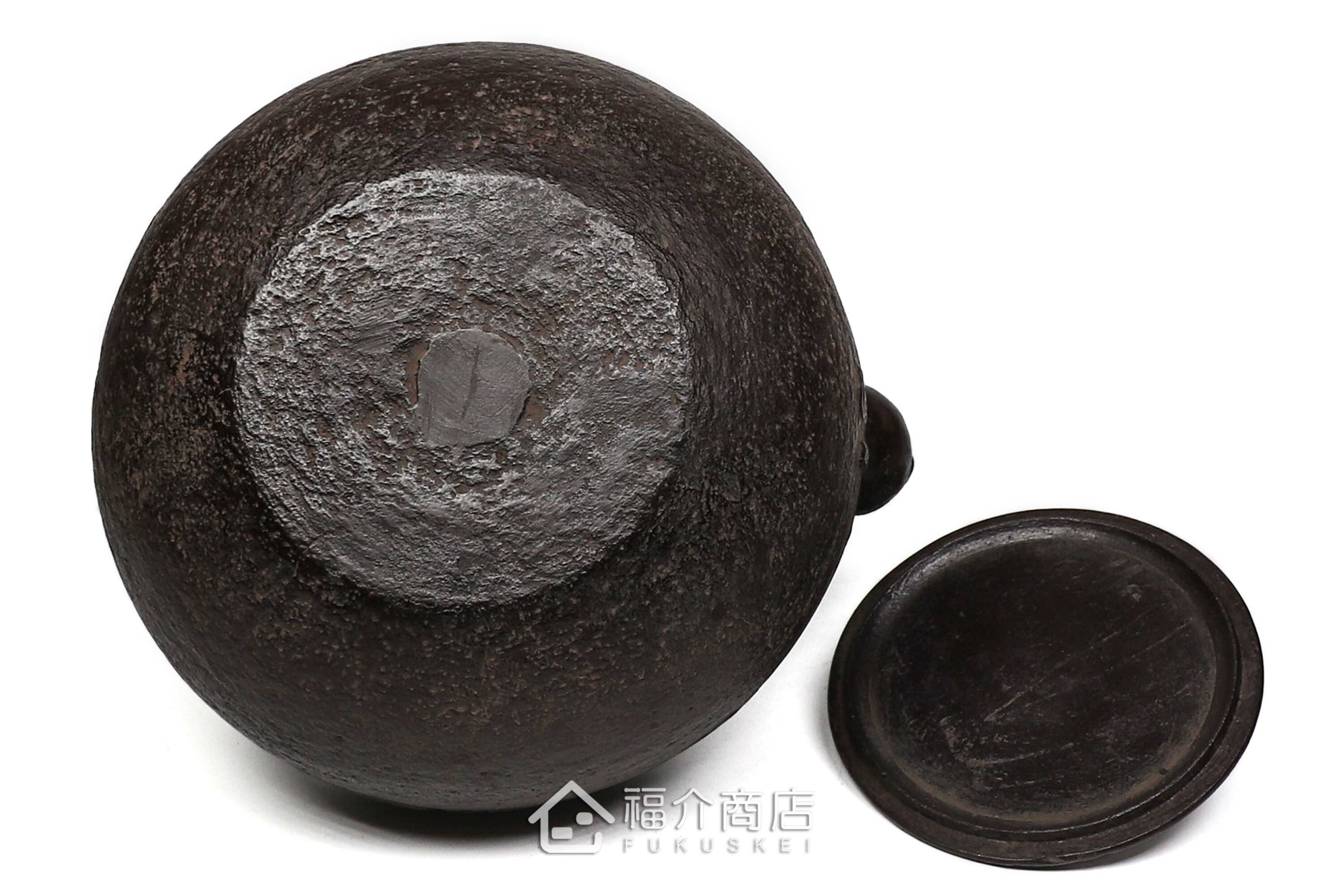 及川榮喜所製作煮水泡茶用的鐵壺,壺身有梅花的紋飾