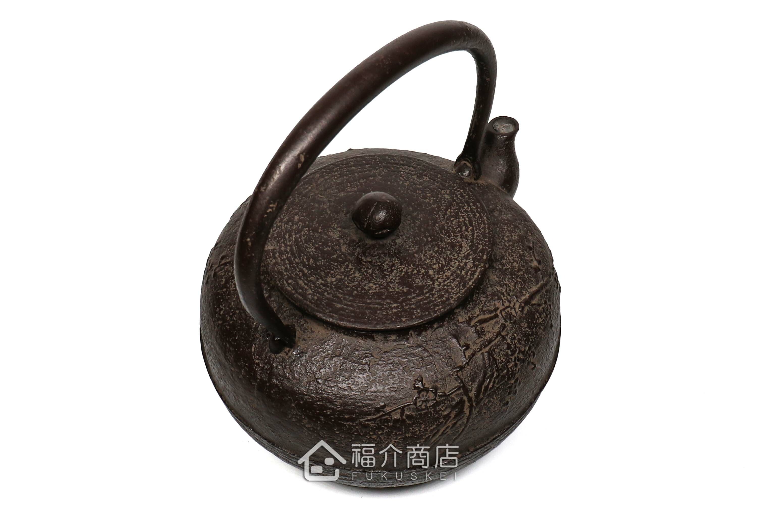 及川榮喜所製作煮水泡茶用的鐵壺,壺身有梅花的紋飾