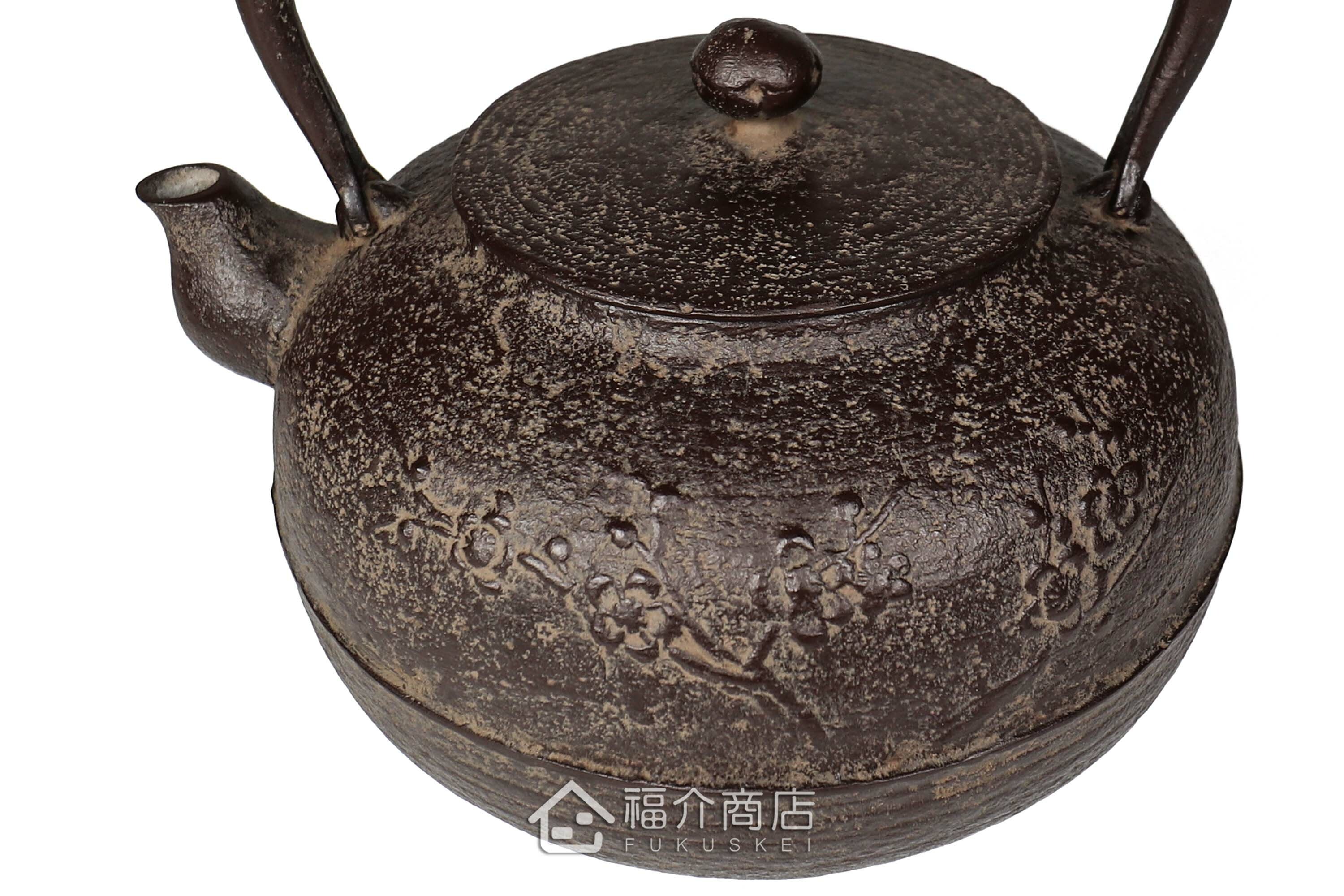及川榮喜所製作煮水泡茶用的鐵壺,壺身有梅花的紋飾