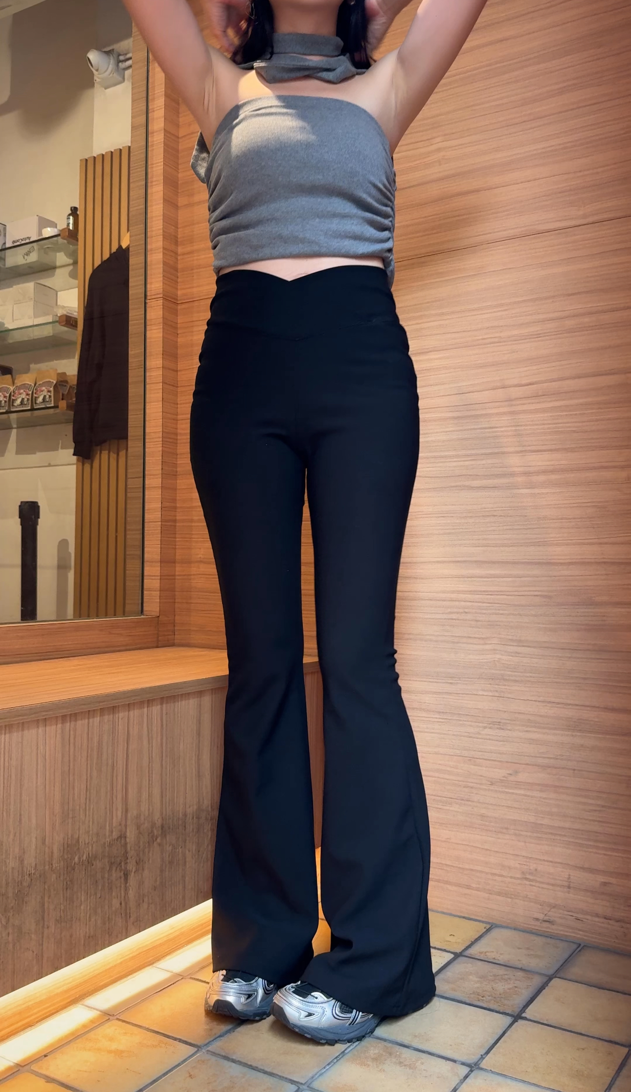 (現貨) 設計感小V彈性貼腳高腰喇叭褲 P4201 (黑)