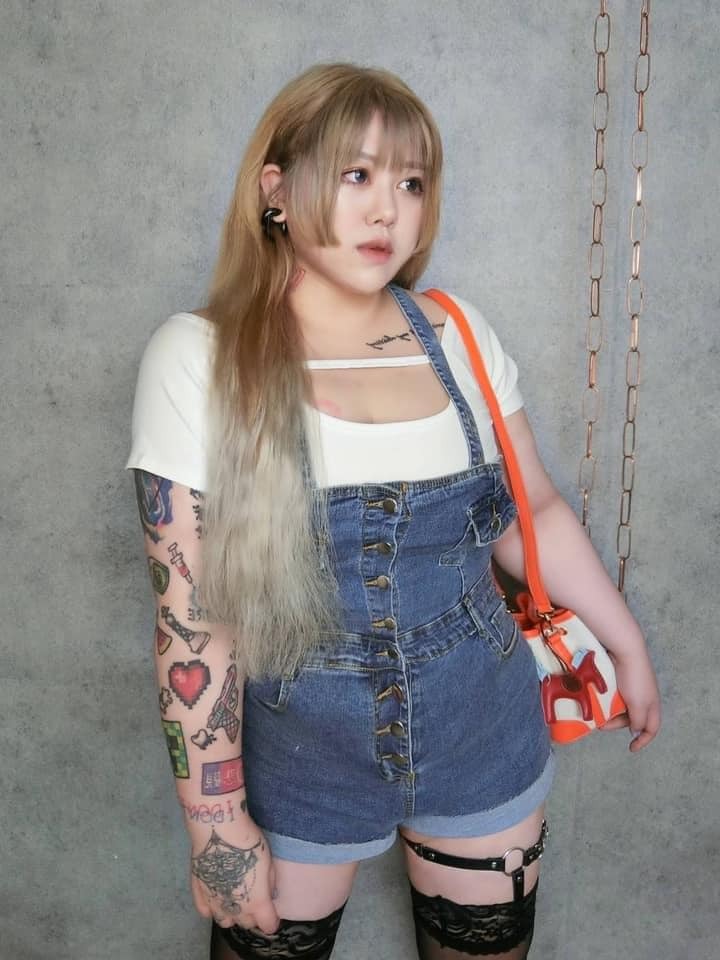 超顯瘦排釦牛仔吊帶褲