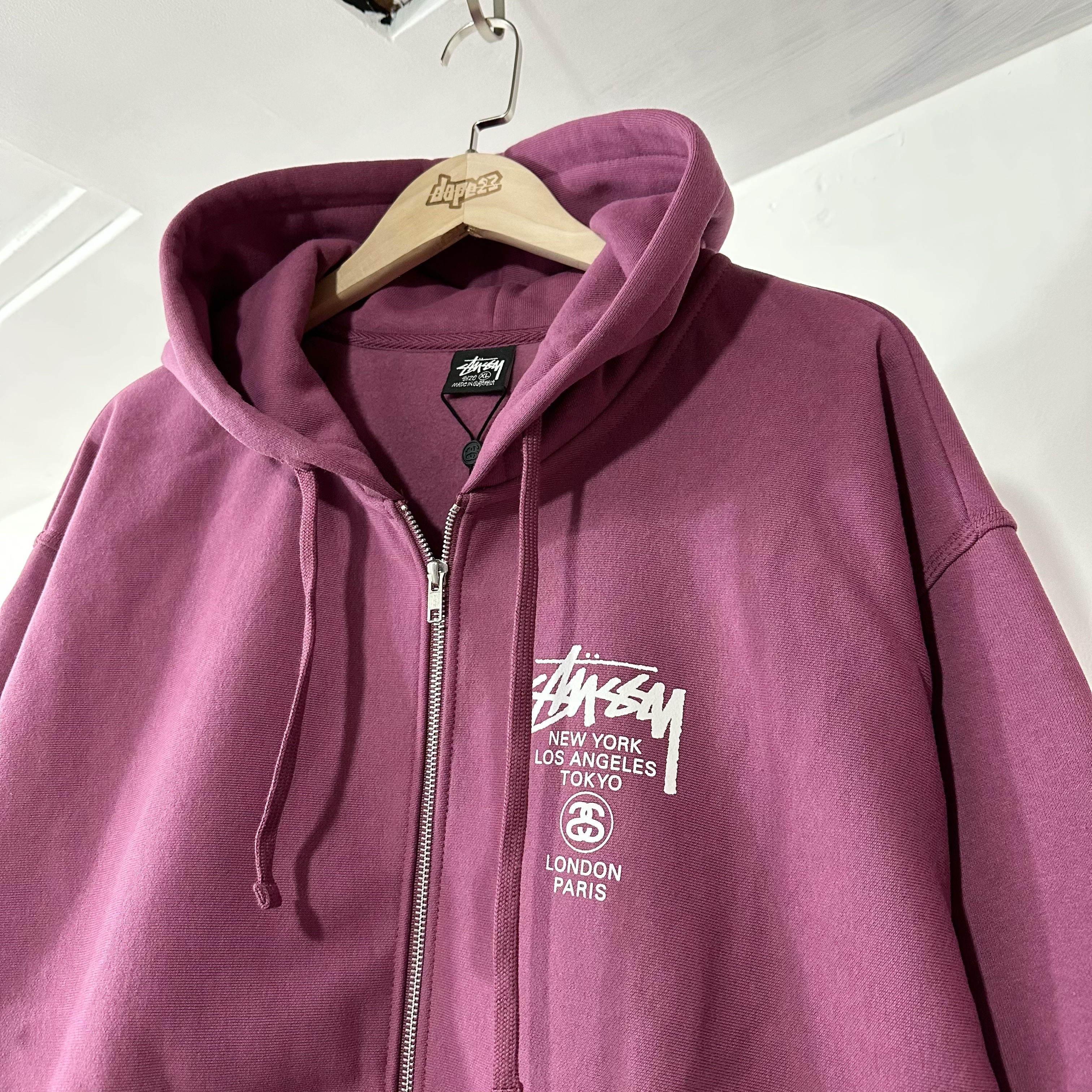 STUSSY SS24 WORLD TOUR ZIP HOODIE - BERRY 拉鏈外套