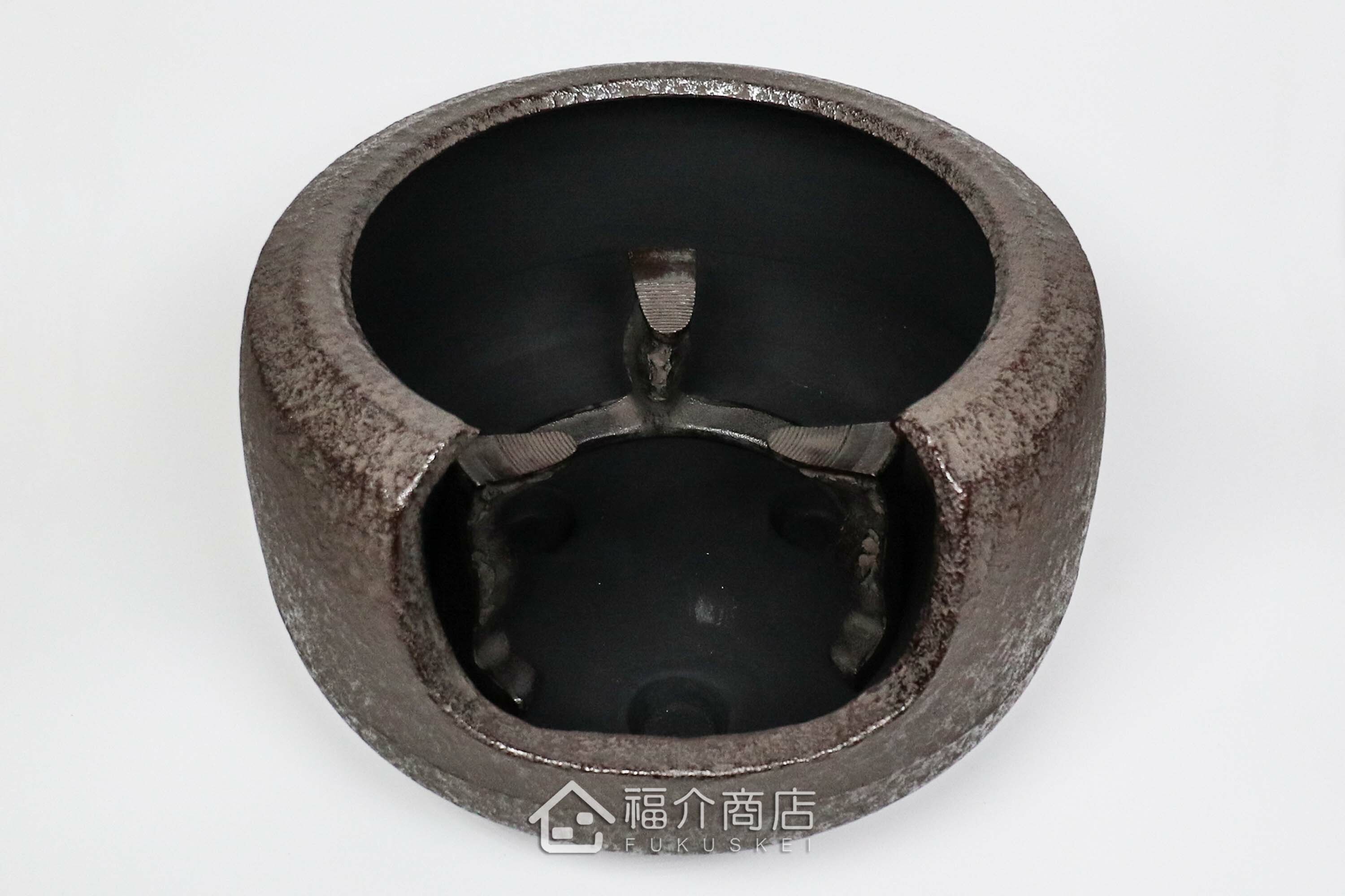 熊谷善平所製作煮水泡茶用的鐵壺與放置炭火的風爐