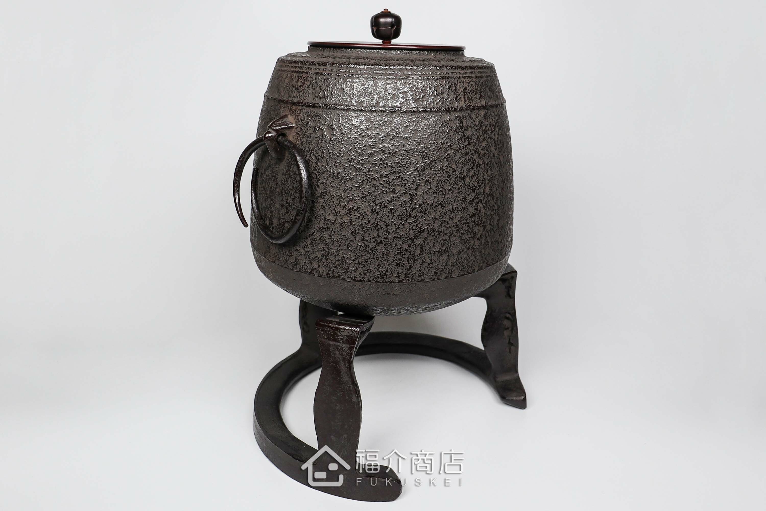 熊谷善平所製作煮水泡茶用的鐵壺與放置炭火的風爐