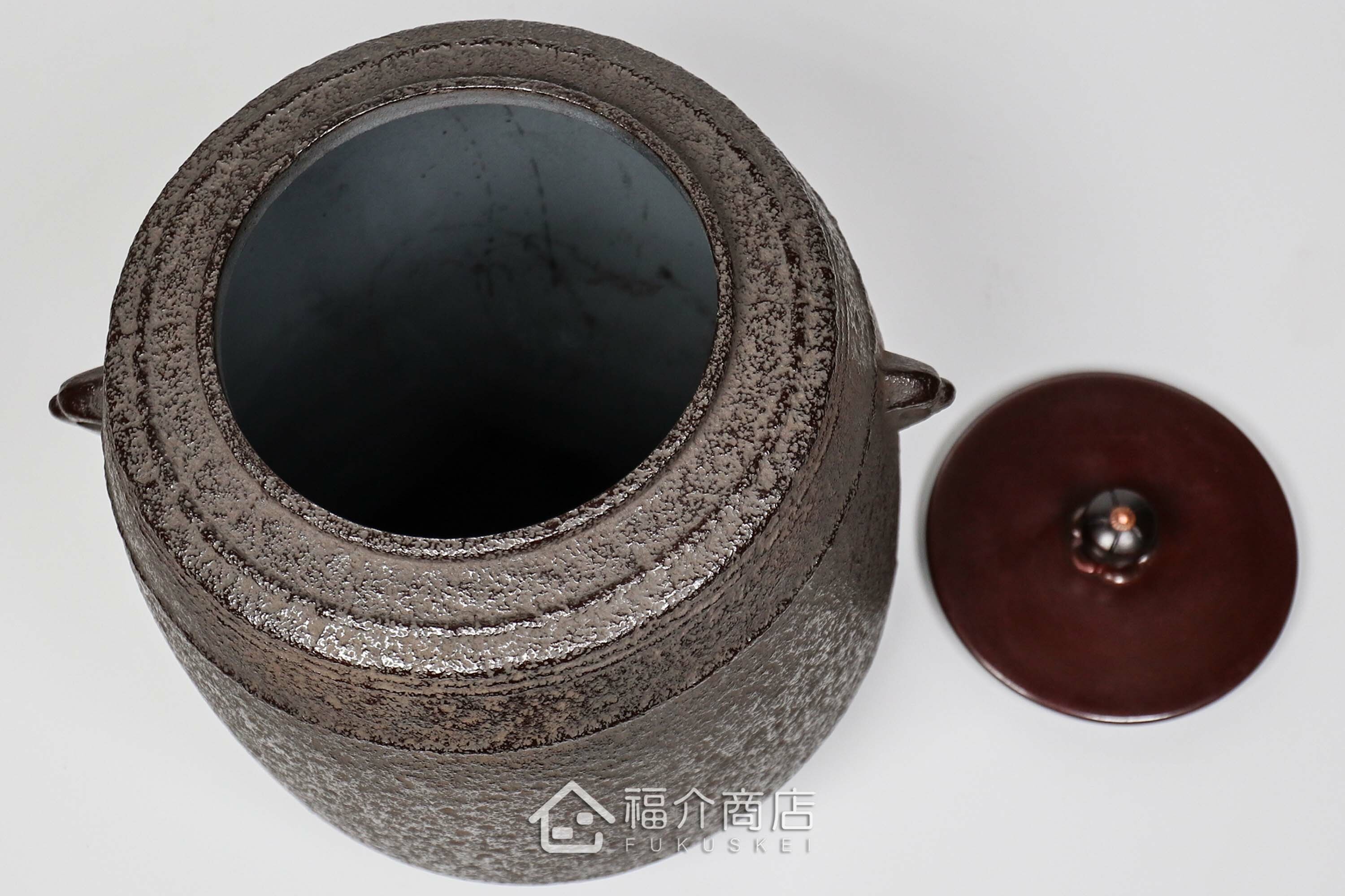 熊谷善平所製作煮水泡茶用的鐵壺與放置炭火的風爐