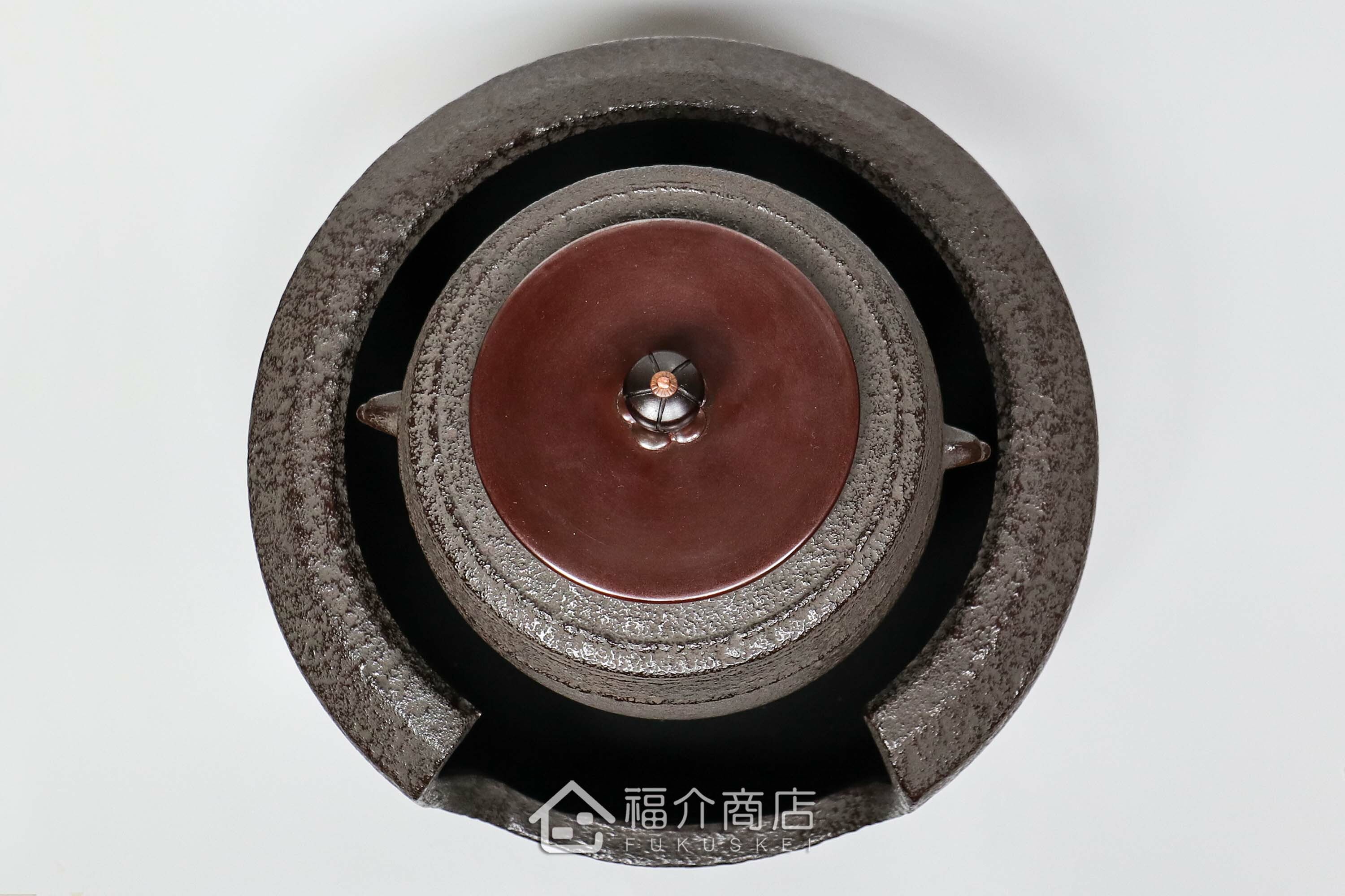 熊谷善平所製作煮水泡茶用的鐵壺與放置炭火的風爐