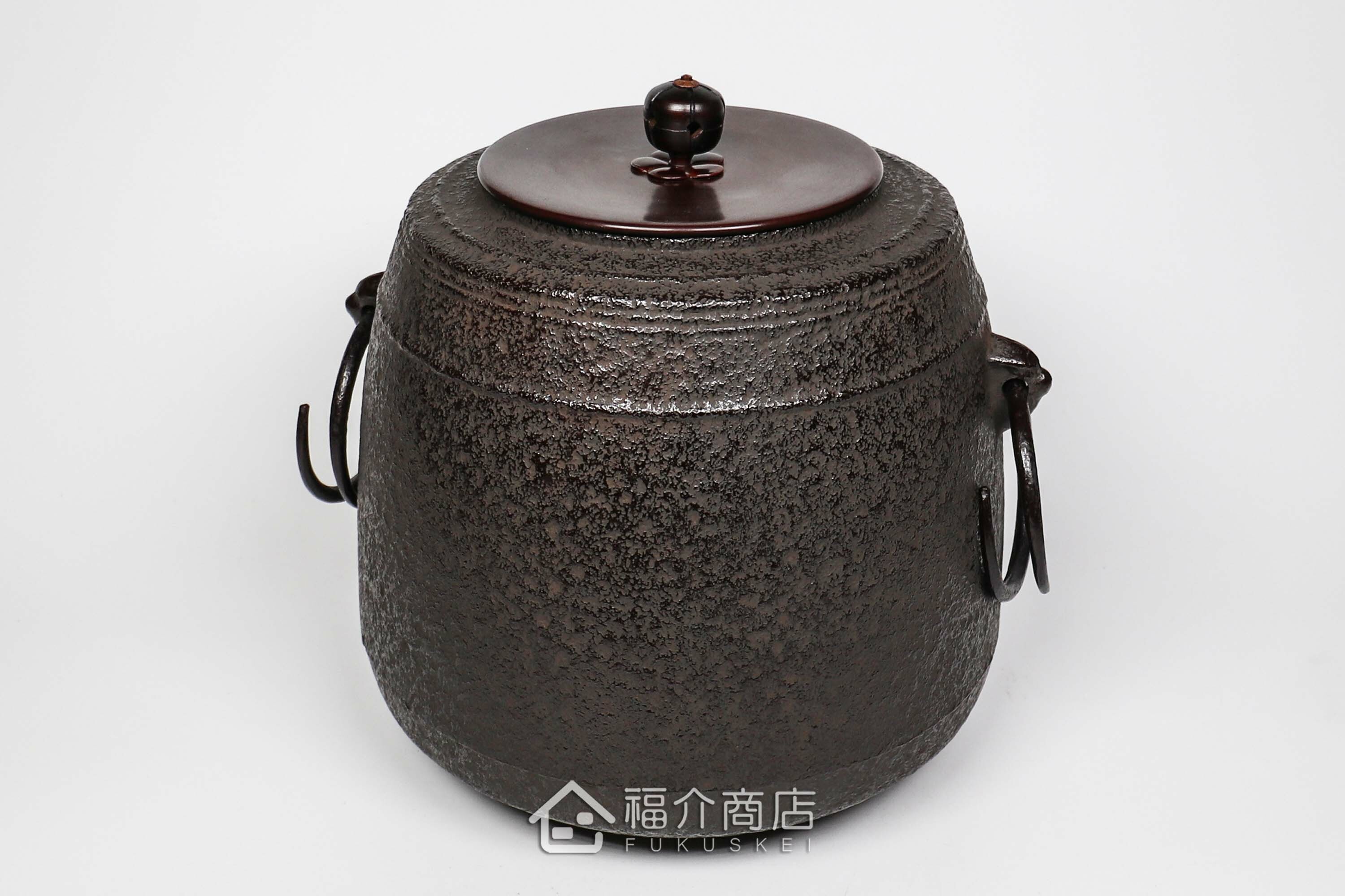 熊谷善平所製作煮水泡茶用的鐵壺與放置炭火的風爐