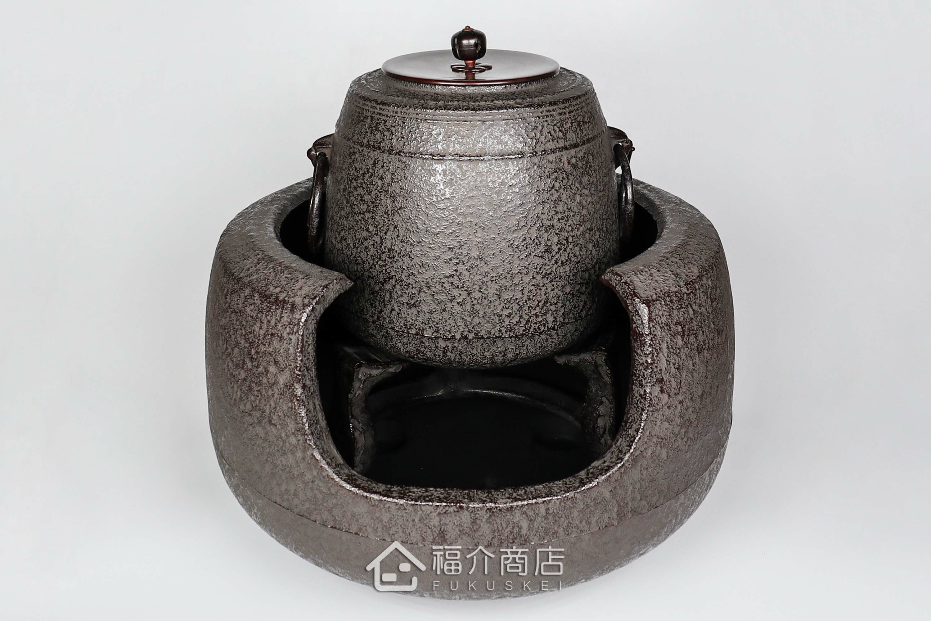 熊谷善平所製作煮水泡茶用的鐵壺與放置炭火的風爐