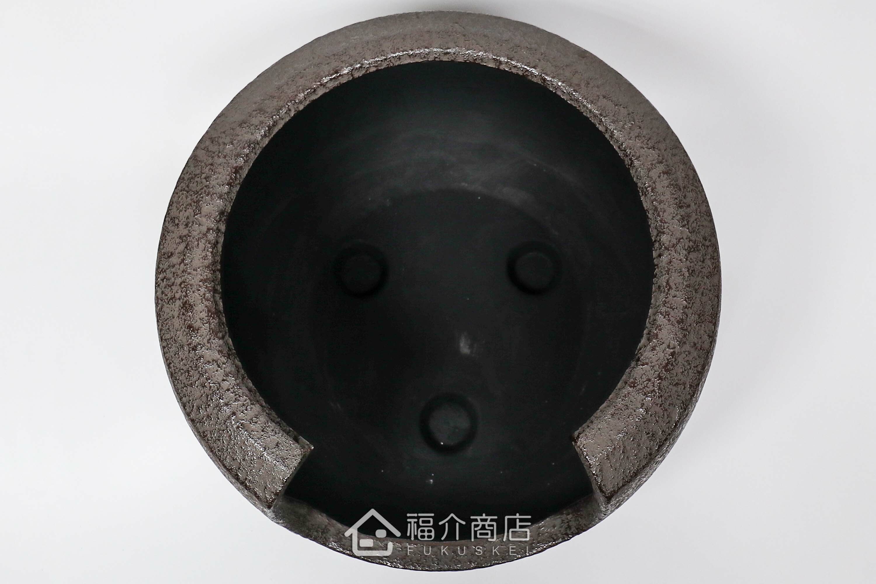 熊谷善平所製作煮水泡茶用的鐵壺與放置炭火的風爐