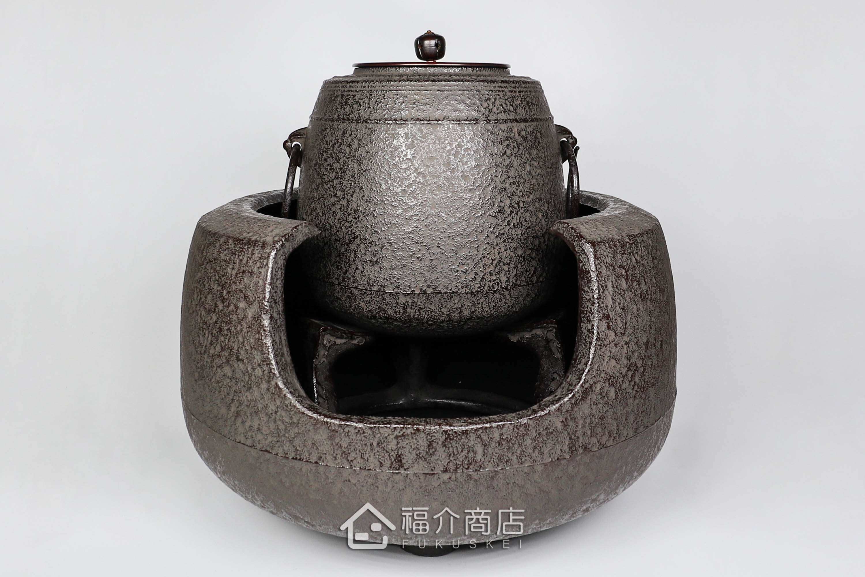 熊谷善平所製作煮水泡茶用的鐵壺與放置炭火的風爐