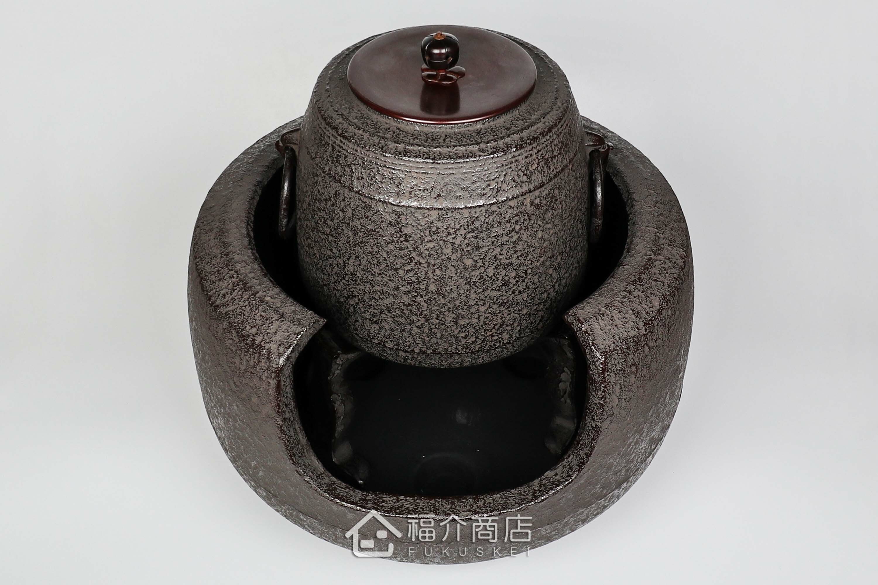 熊谷善平所製作煮水泡茶用的鐵壺與放置炭火的風爐