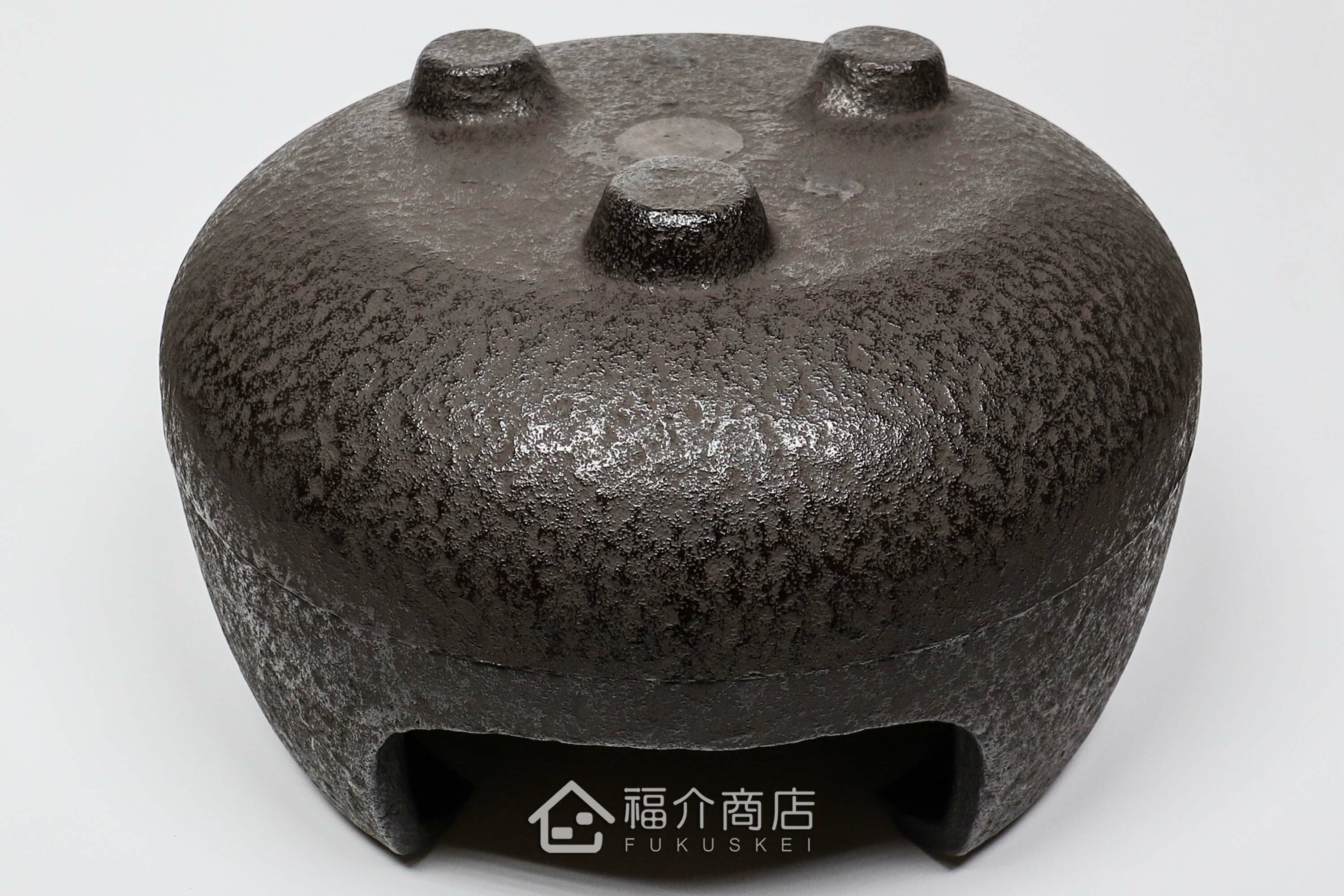 熊谷善平所製作煮水泡茶用的鐵壺與放置炭火的風爐