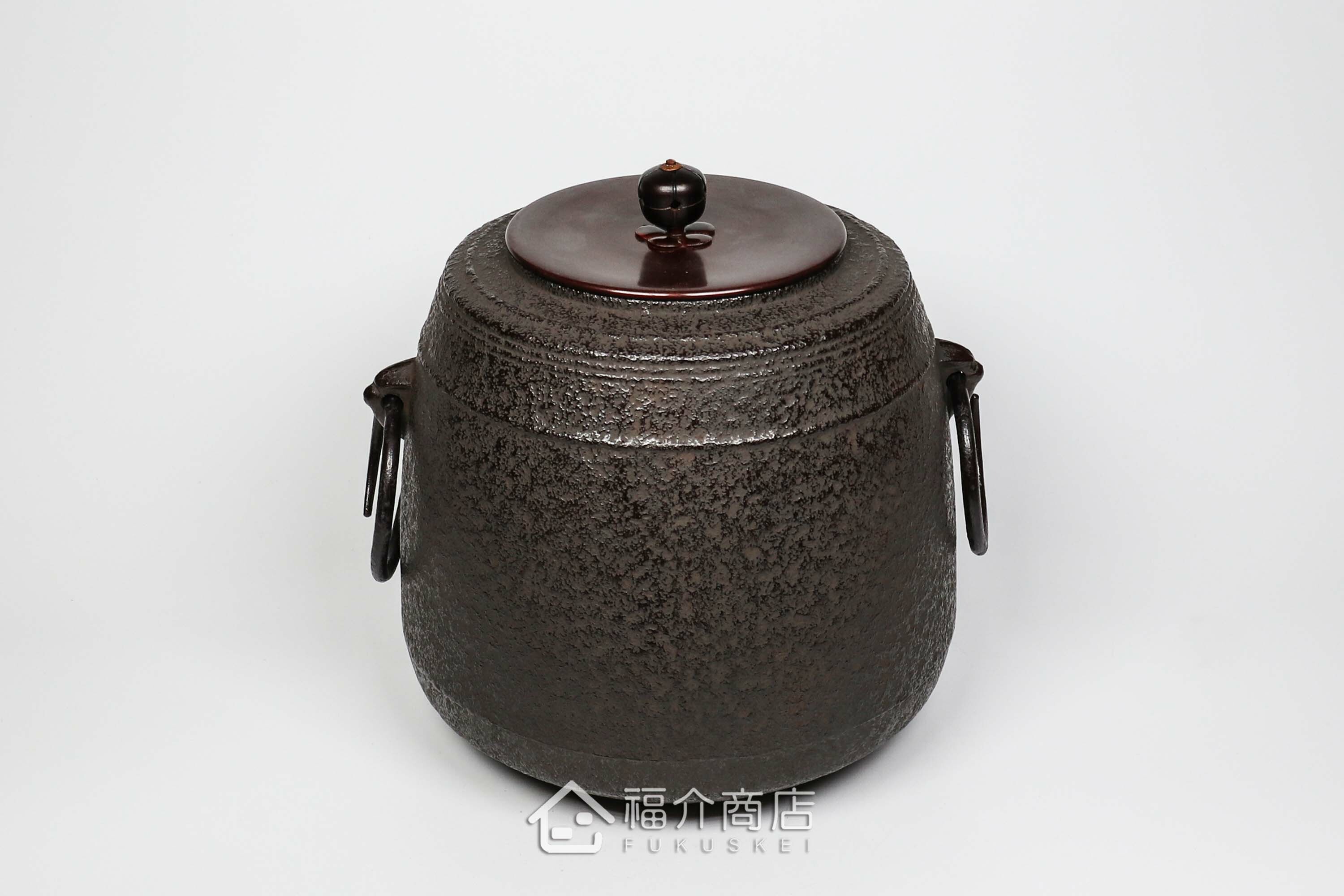 熊谷善平所製作煮水泡茶用的鐵壺與放置炭火的風爐