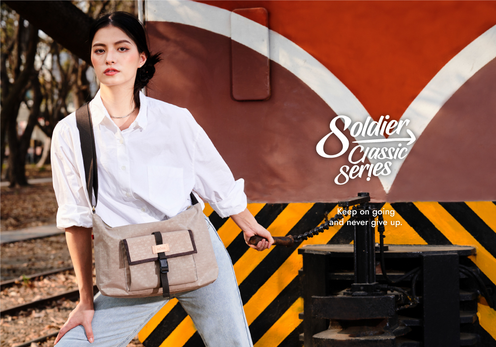 棕色斜背包 防潑水斜背包 跨肩包 斜肩包 男包 女包 包包推薦 包包品牌 休閒包款 Soldier 趣遊無邊斜背包 satana SOS2970-419 奶茶色 女生形象照