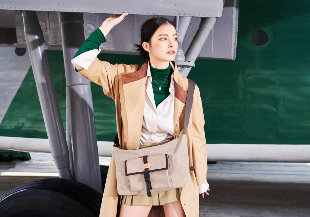 棕色斜背包 防潑水斜背包 跨肩包 斜肩包 男包 女包 包包推薦 包包品牌 休閒包款 Soldier 趣遊無邊斜背包 satana SOS2970-419 奶茶色 女生斜背照