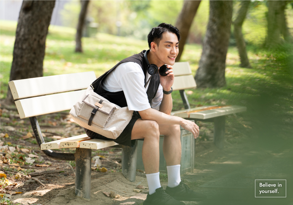 棕色斜背包 防潑水斜背包 跨肩包 斜肩包 男包 女包 包包推薦 包包品牌 休閒包款 Soldier 趣遊無邊斜背包 satana SOS2970-419 奶茶色 男生形象照