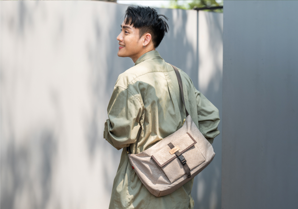 棕色斜背包 防潑水斜背包 跨肩包 斜肩包 男包 女包 包包推薦 包包品牌 休閒包款 Soldier 趣遊無邊斜背包 satana SOS2970-419 奶茶色 男生斜背照