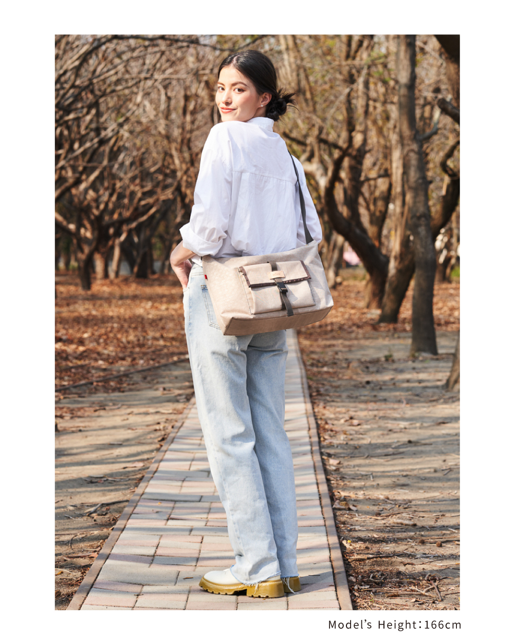 棕色斜背包 防潑水斜背包 跨肩包 斜肩包 男包 女包 包包推薦 包包品牌 休閒包款 Soldier 趣遊無邊斜背包 satana SOS2970-419 奶茶色 女生身高比例照