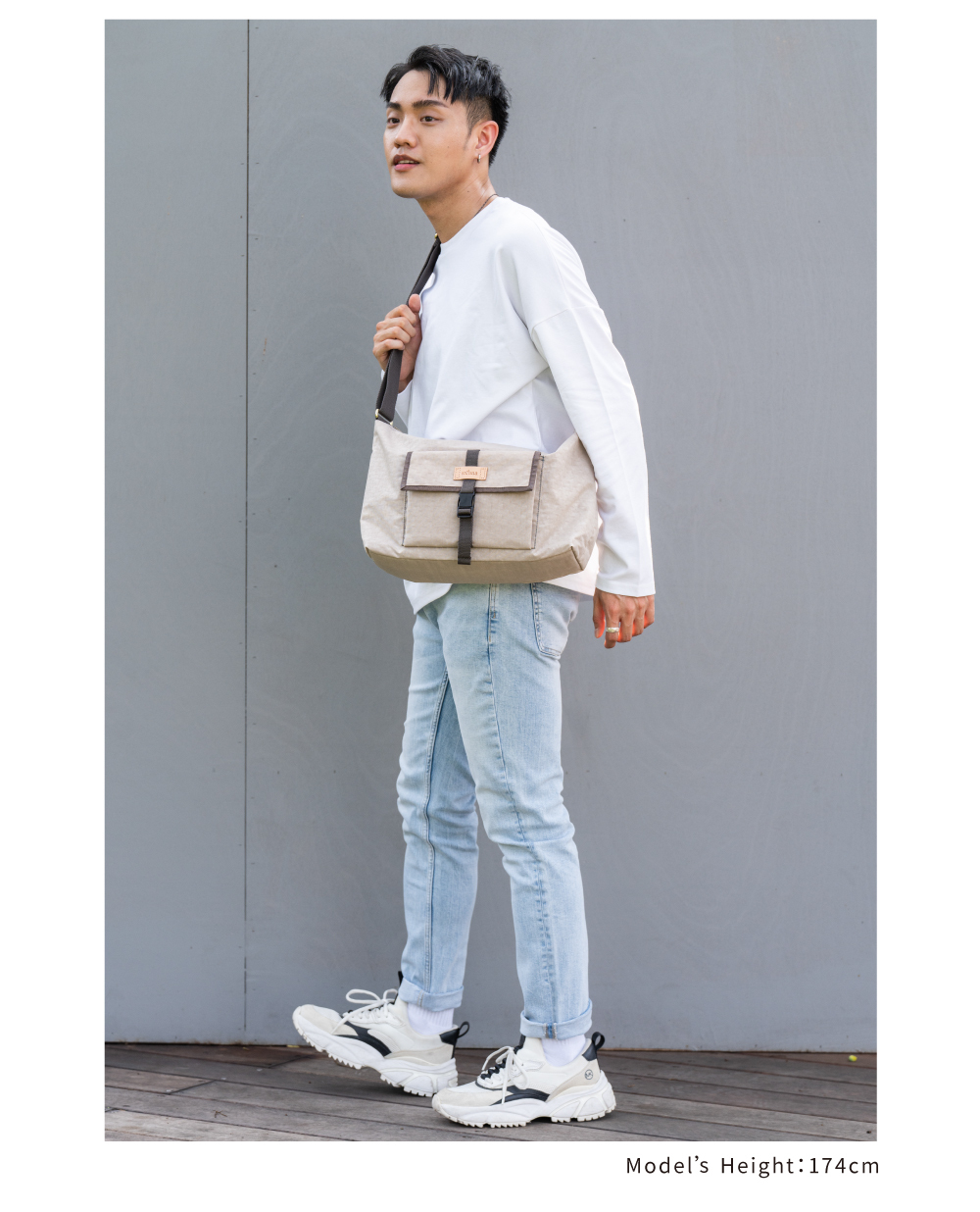 棕色斜背包 防潑水斜背包 跨肩包 斜肩包 男包 女包 包包推薦 包包品牌 休閒包款 Soldier 趣遊無邊斜背包 satana SOS2970-419 奶茶色 男生身高比例照