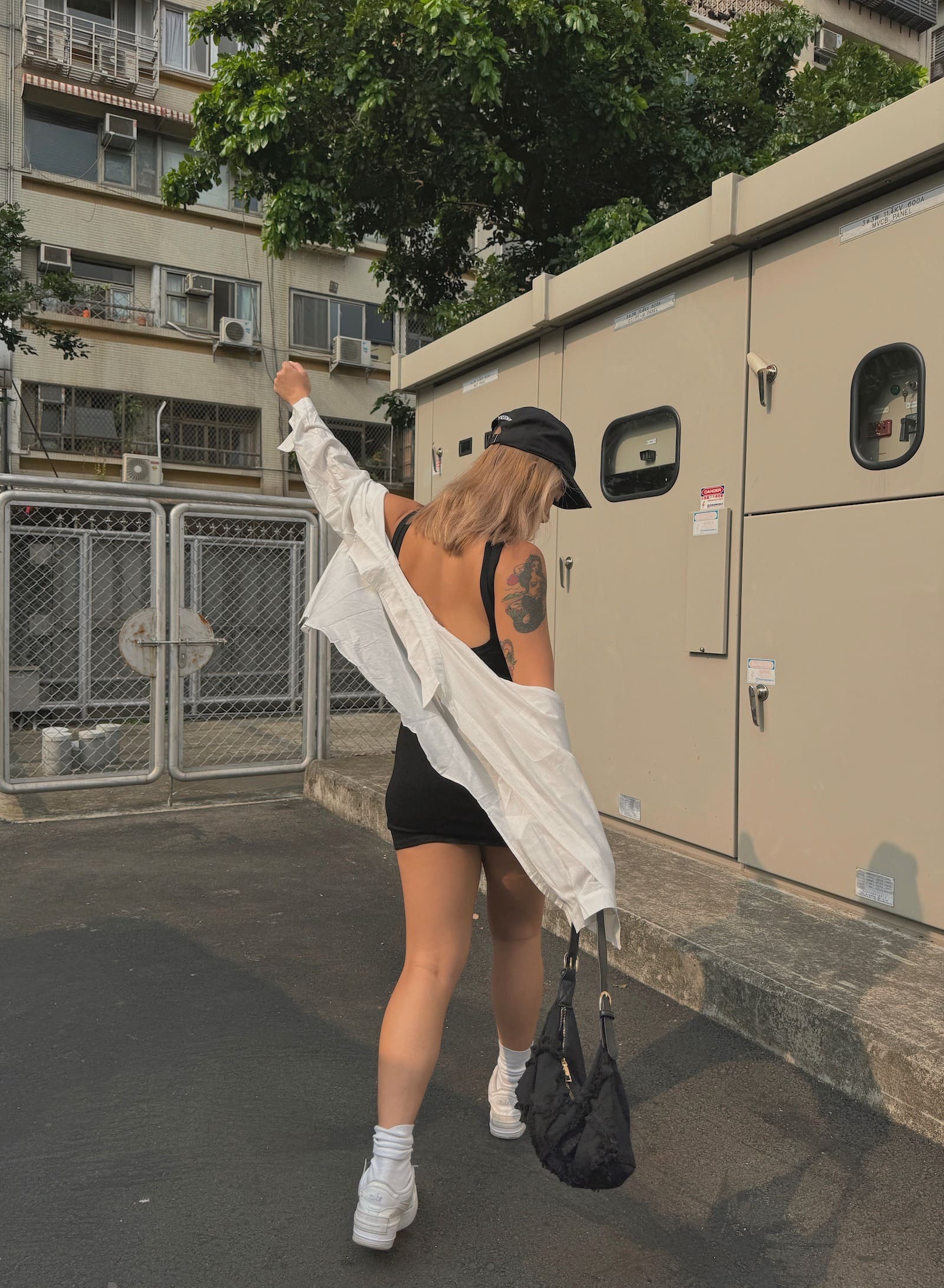 輕透薄款白色襯衫