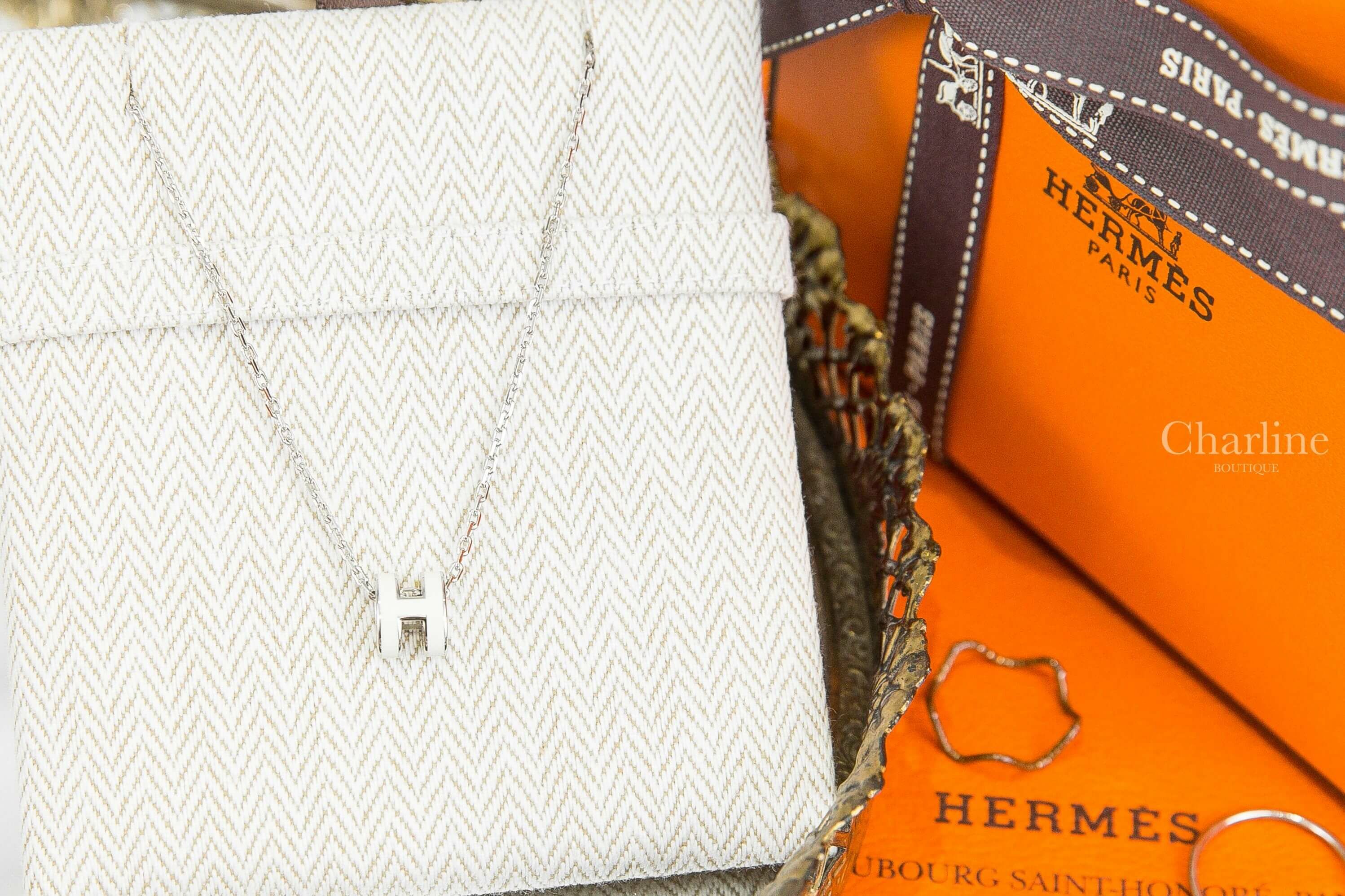 Hermès Mini Pop H Pendant 白色迷你珐瑯鍍銀色簍空橢圓項鍊-Charline Boutique 精品代購