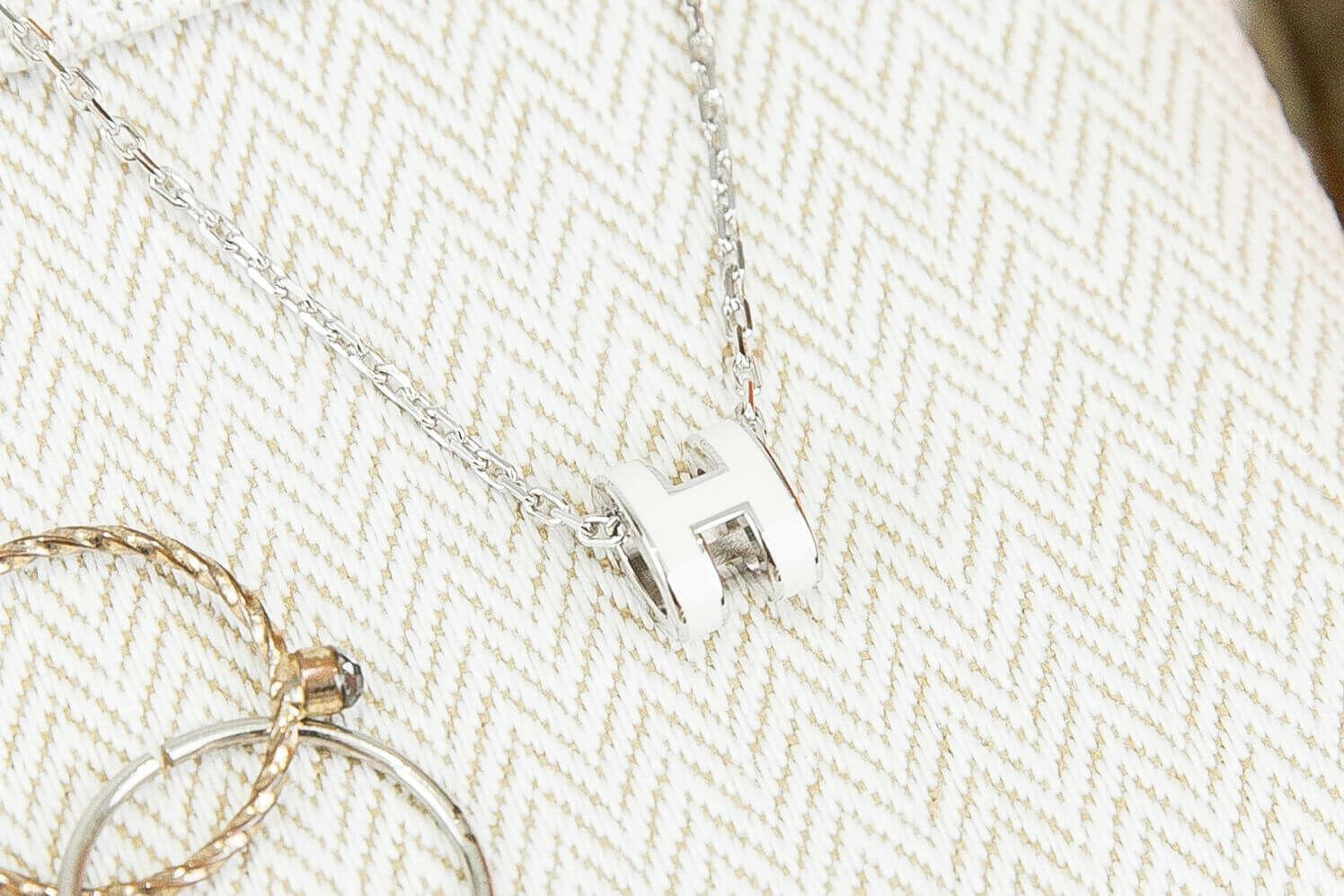 Hermès Mini Pop H Pendant 白色迷你珐瑯鍍銀色簍空橢圓項鍊