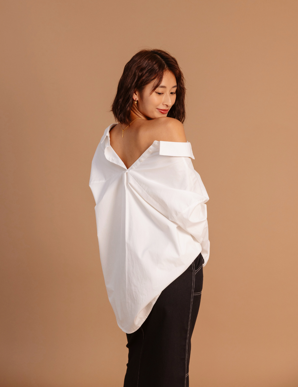 後排扣多穿寬鬆襯衫（白色）