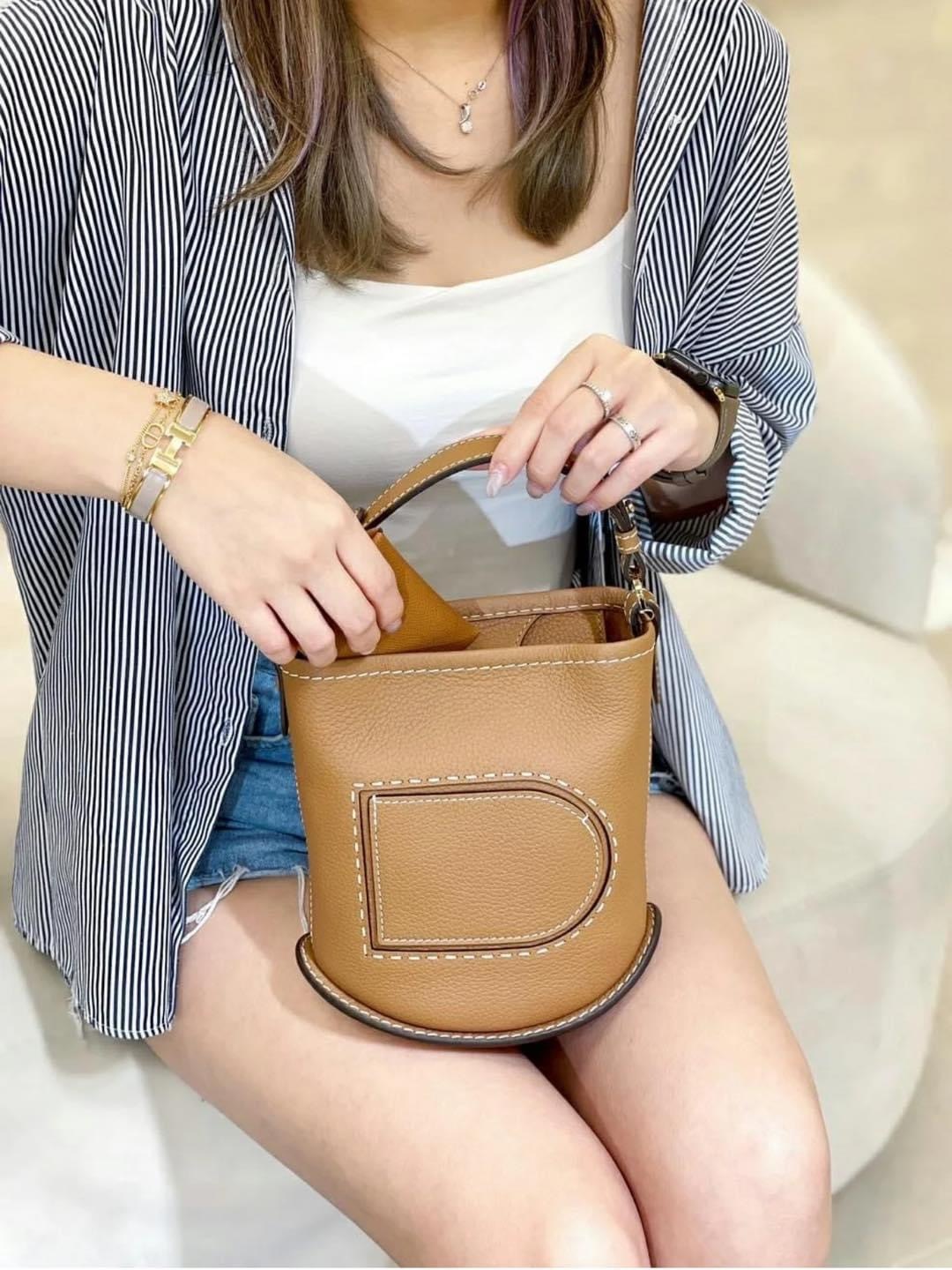 Delvaux Mini pin 卡其棕色水桶包 -M