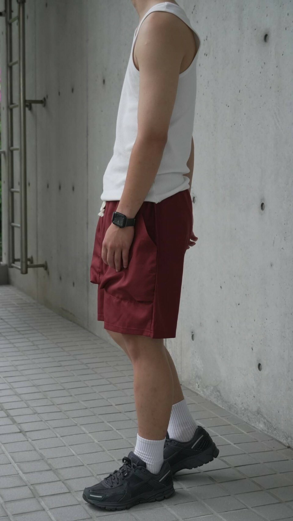 男模穿著#24108 防潑水涼感立體口袋短褲酒紅色側面照