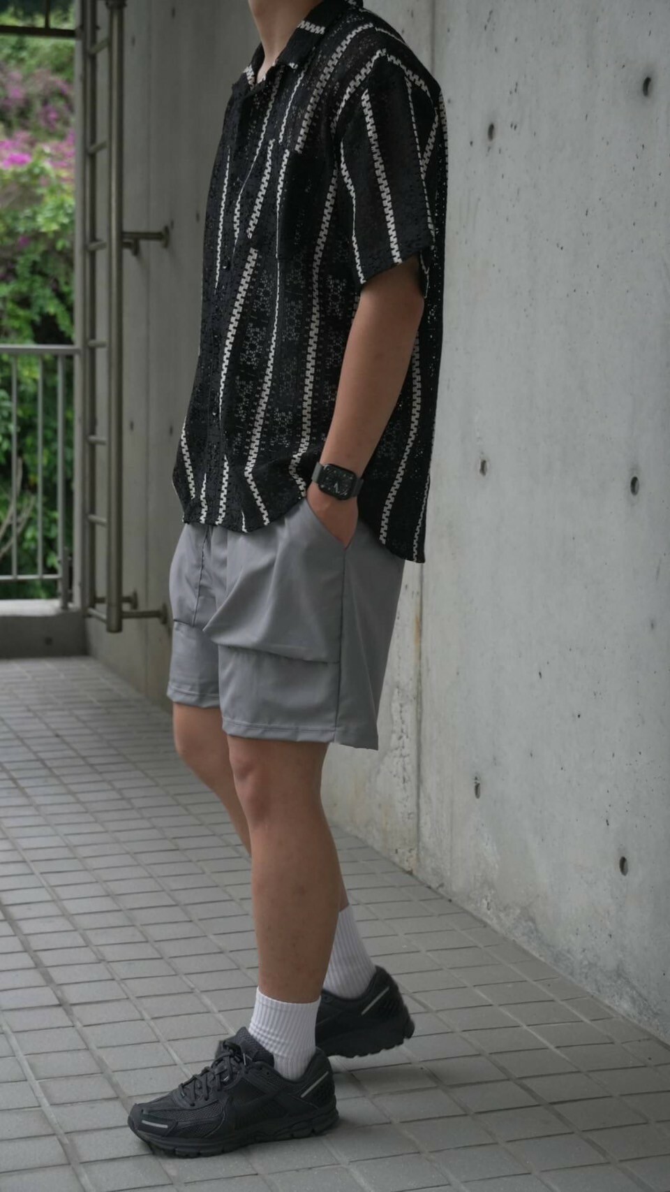 男模穿著#24108 防潑水涼感立體口袋短褲灰色側面照