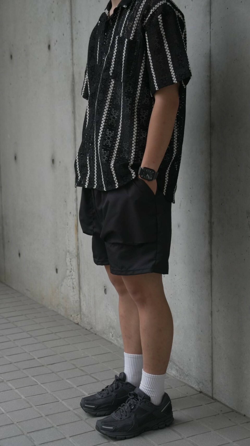 男模穿著#24108 防潑水涼感立體口袋短褲黑色側面照