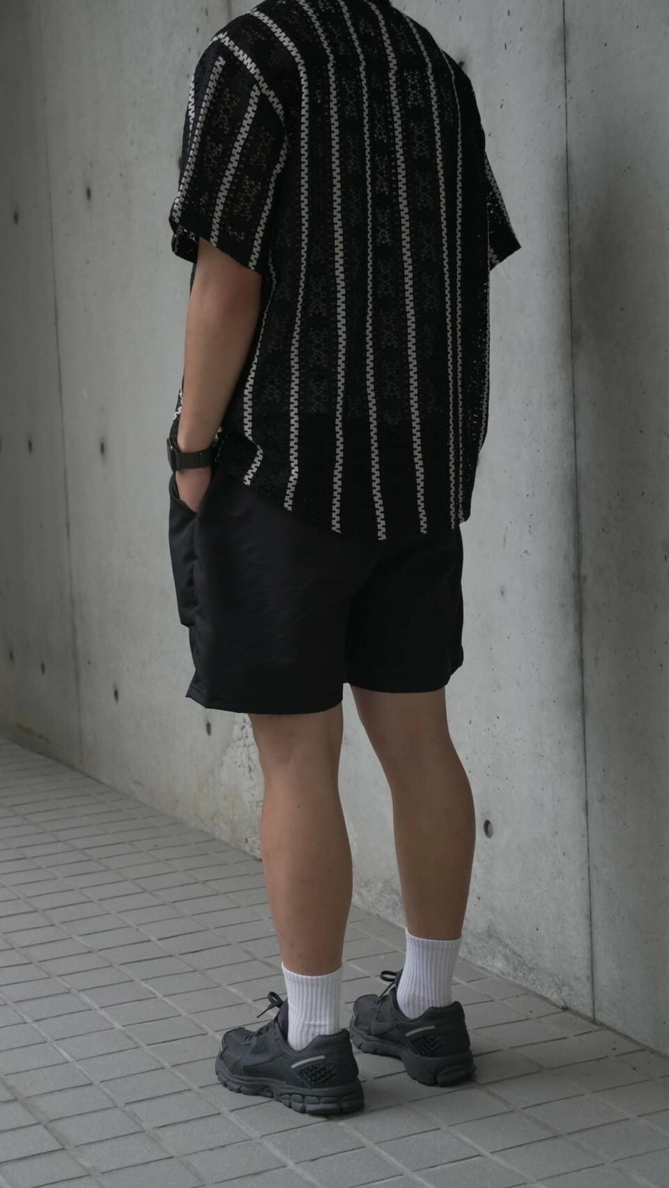 男模穿著#24108 防潑水涼感立體口袋短褲黑色背面照