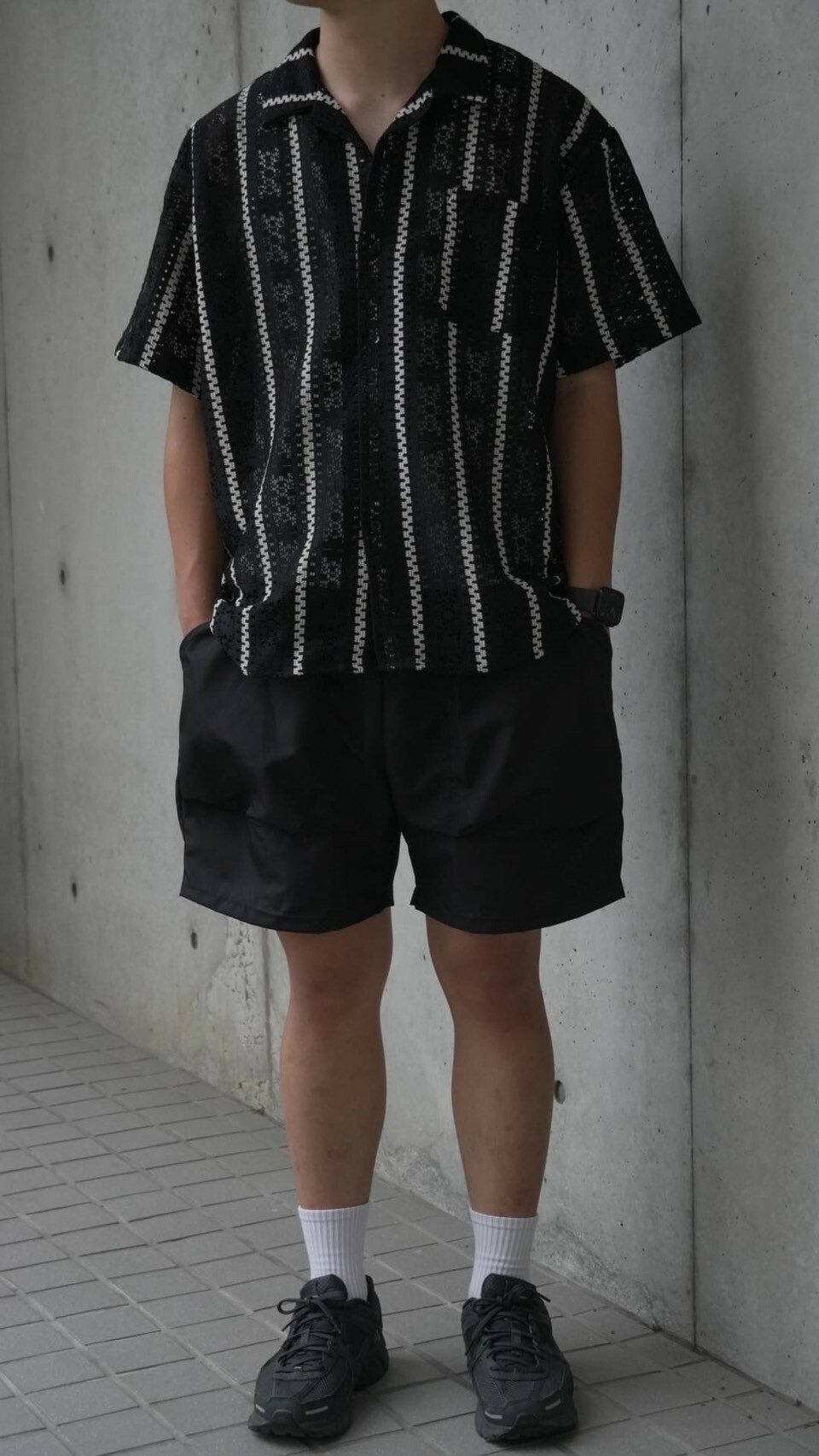 男模穿著#24108 防潑水涼感立體口袋短褲黑色全身照