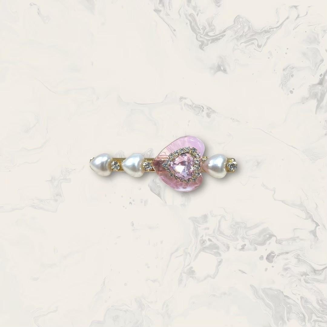 韓國直送髮飾 排列愛心珍珠+小鋯+白石紋愛心上線鋯框中愛心鋯髮夾 2色