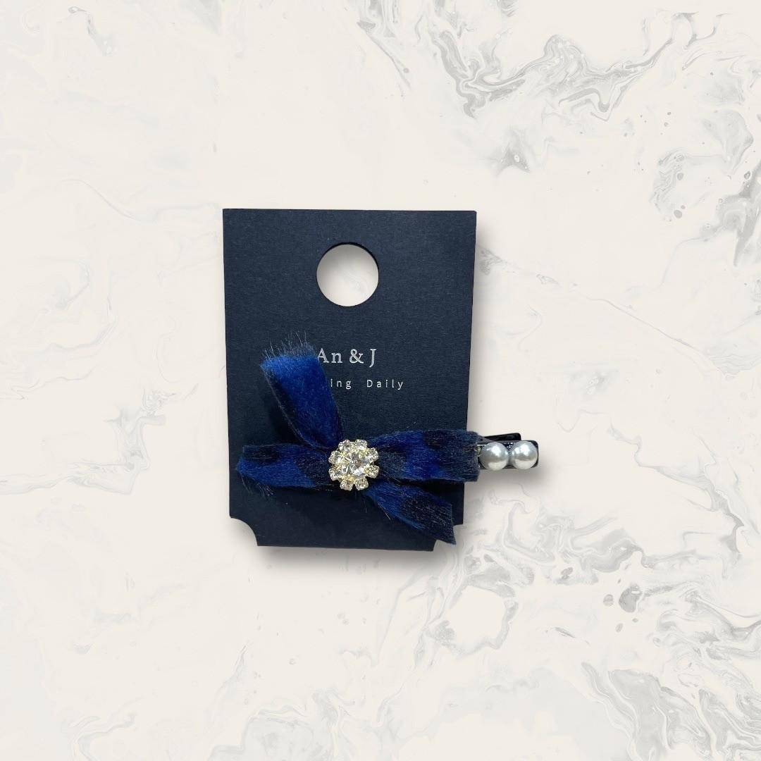 韓國直送髮飾 豹紋絨布蝴蝶結中線鋯框白鋯側雙珍珠髮夾 2色