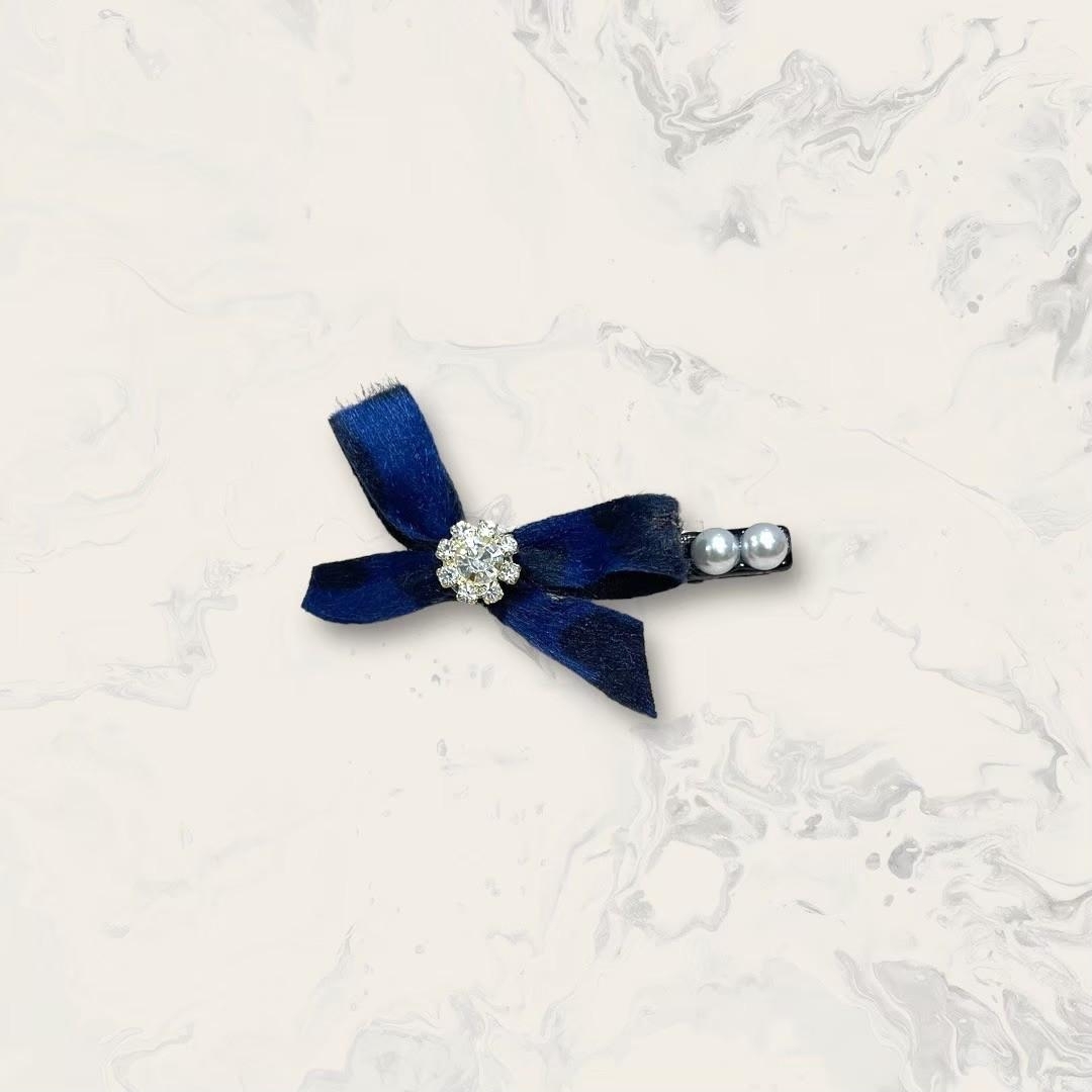 韓國直送髮飾 豹紋絨布蝴蝶結中線鋯框白鋯側雙珍珠髮夾 2色