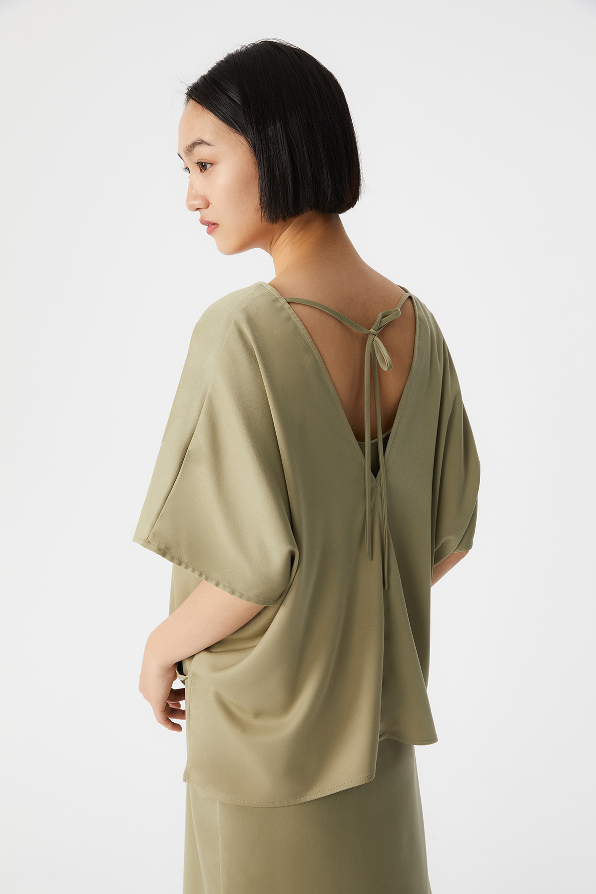 DRAPE V領綁帶上衣 女（橄欖綠）