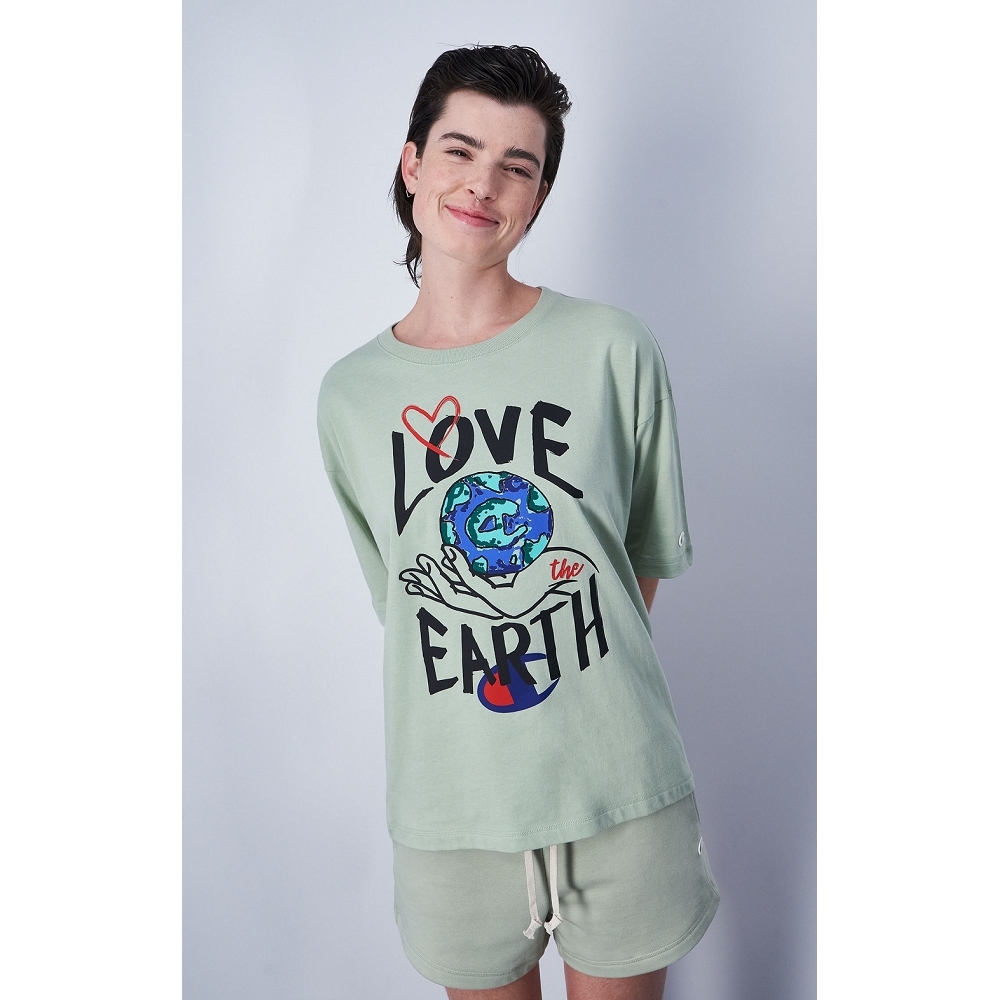 女款 -ECO 愛地球】Love Earth 寬鬆 印花短TEE-草地綠（117179-GS072）