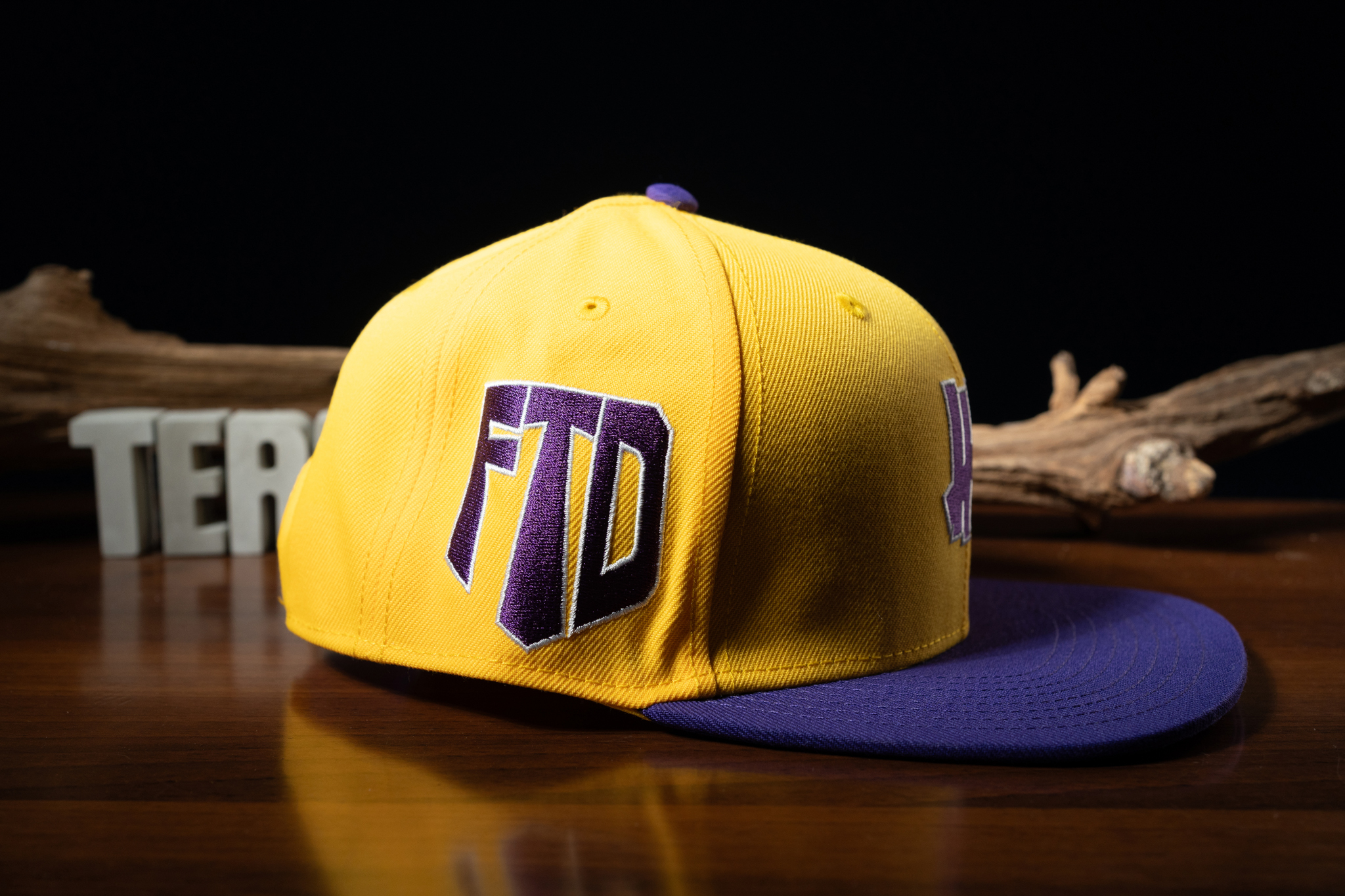 送料無料！UNDEFEATED x NEWERA FITTED YELLOW 特瑞肥= Undefeated 聯名款黃棒球帽New Era 9Fifty 可調式全新帽子