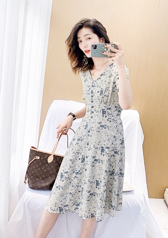 V領印花雪紡洋裝 米杏