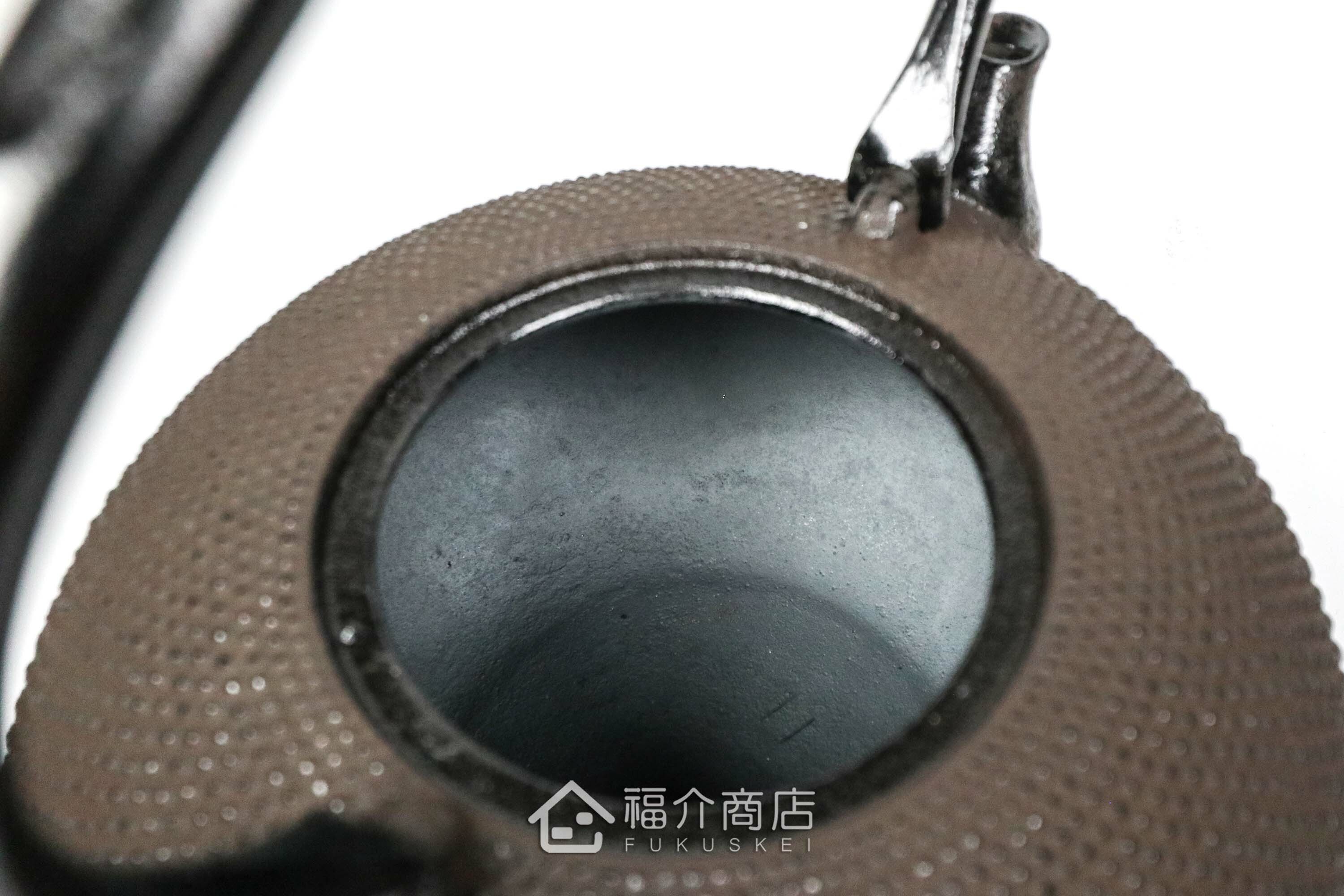 金秀堂所製作的日本鐵壺,壺身設計霰紋