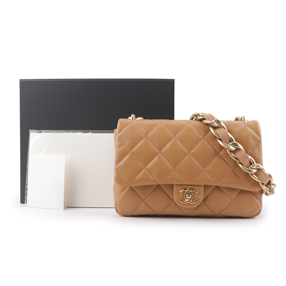 【CHANEL】金色CC Logo 仿舊粗鍊小羊皮肩背包(焦糖色) AS3215 B10393 NM366