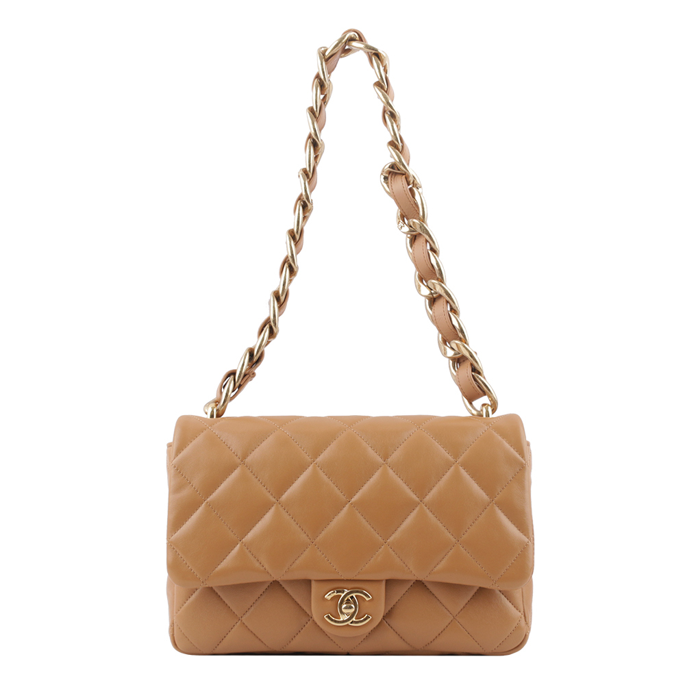 【CHANEL】金色CC Logo 仿舊粗鍊小羊皮肩背包(焦糖色) AS3215 B10393 NM366